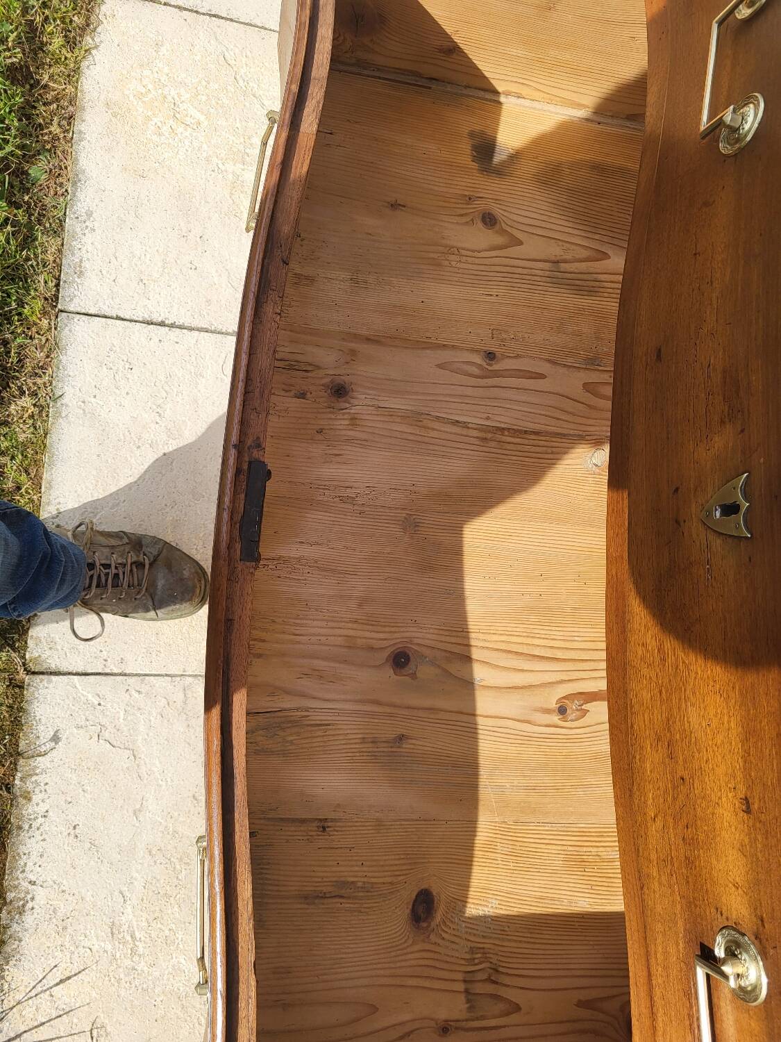 Walnut chest of drawers
