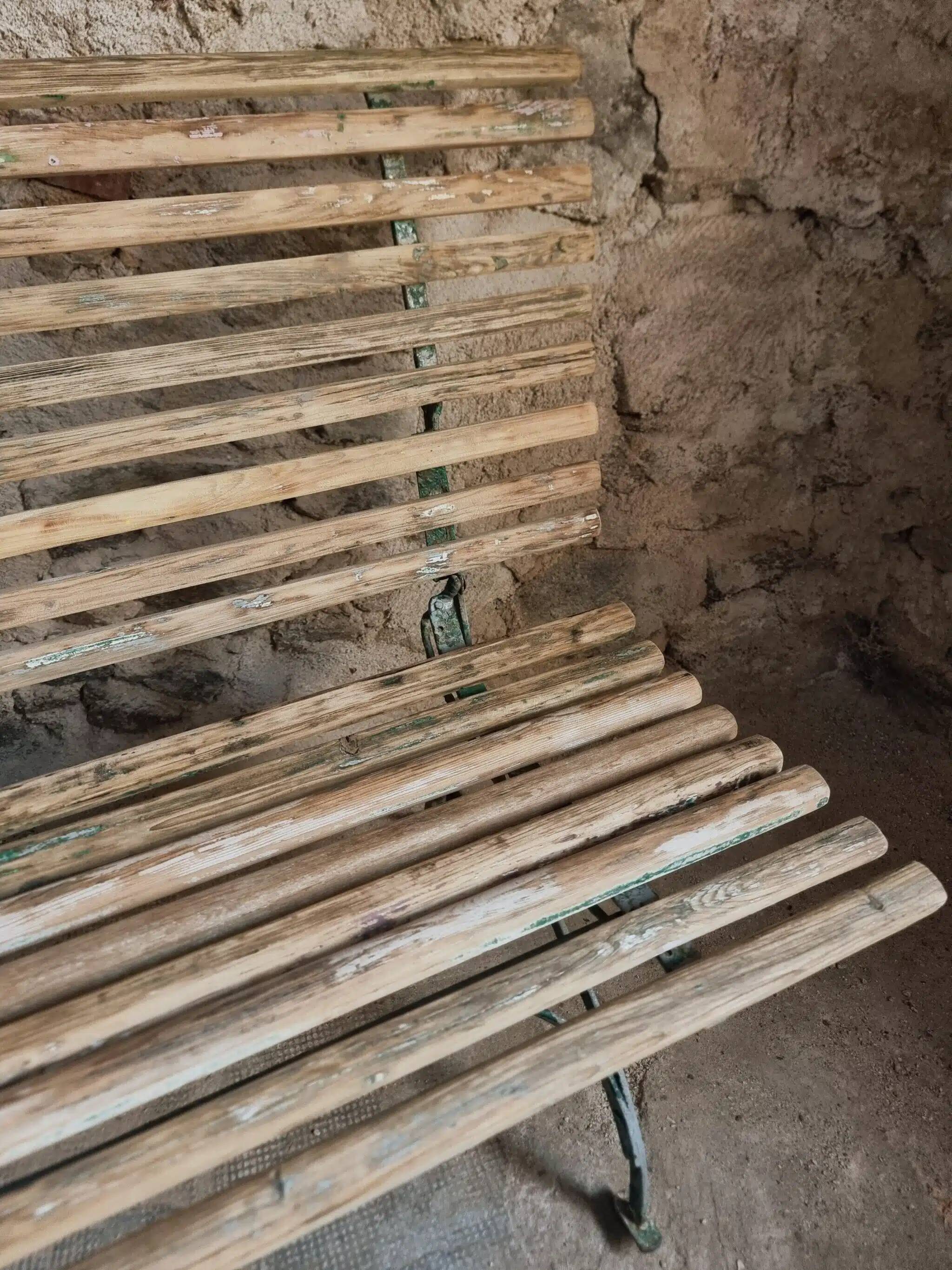 Banc de jardin pliant français ancien, pin et cadre en fer riveté