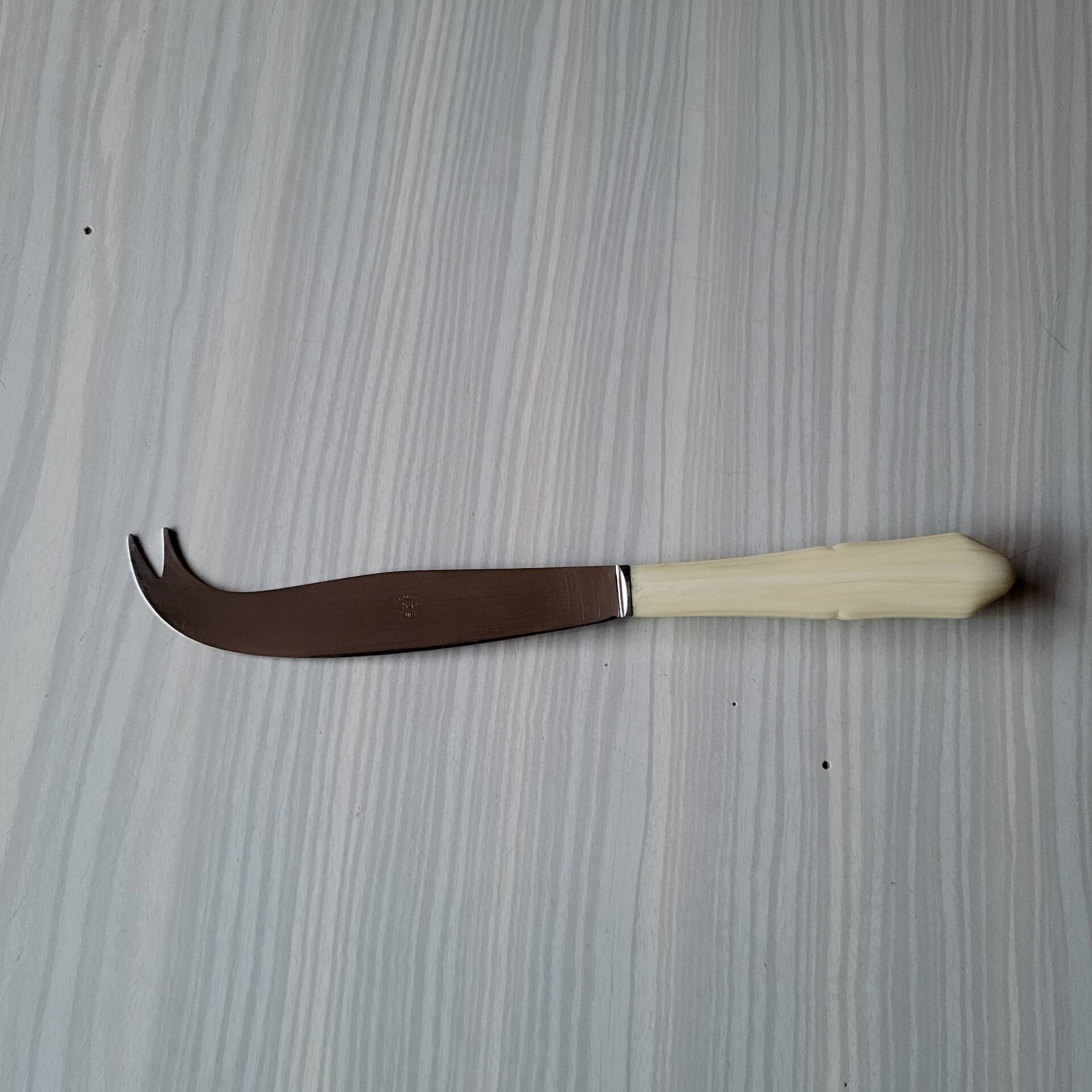 Vintage cheese knife signed S.R. Thiers in excellent condition.
