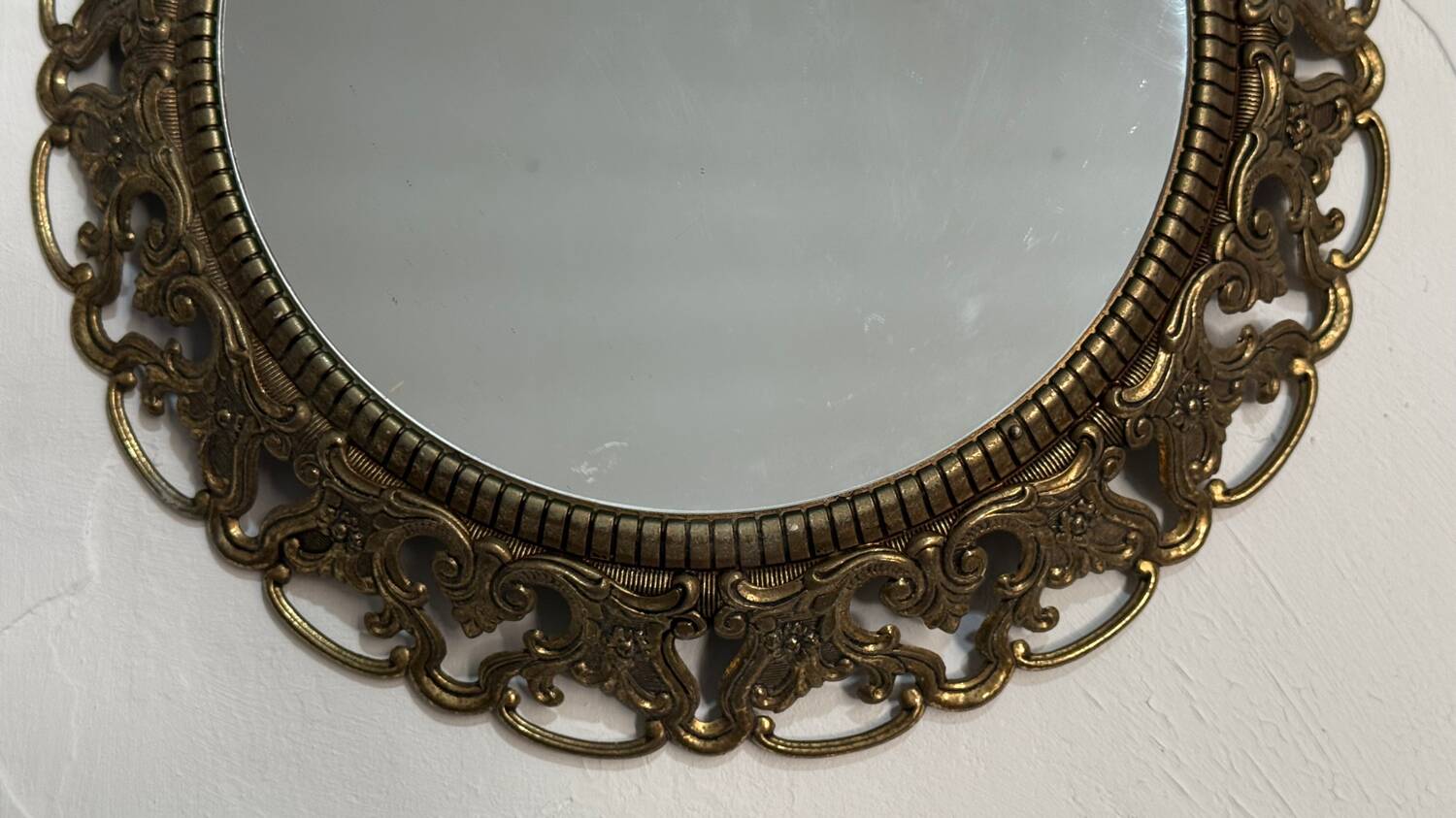 Round brass mirror from the 70s