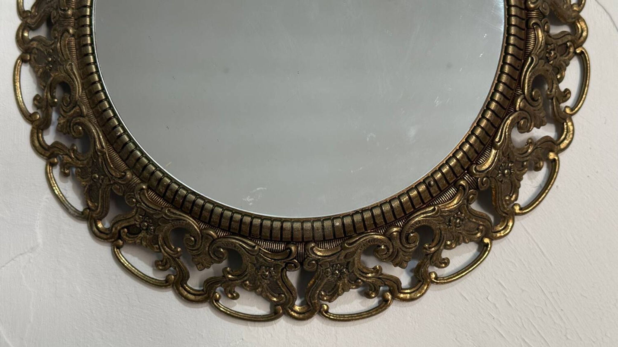 Round brass mirror from the 70s