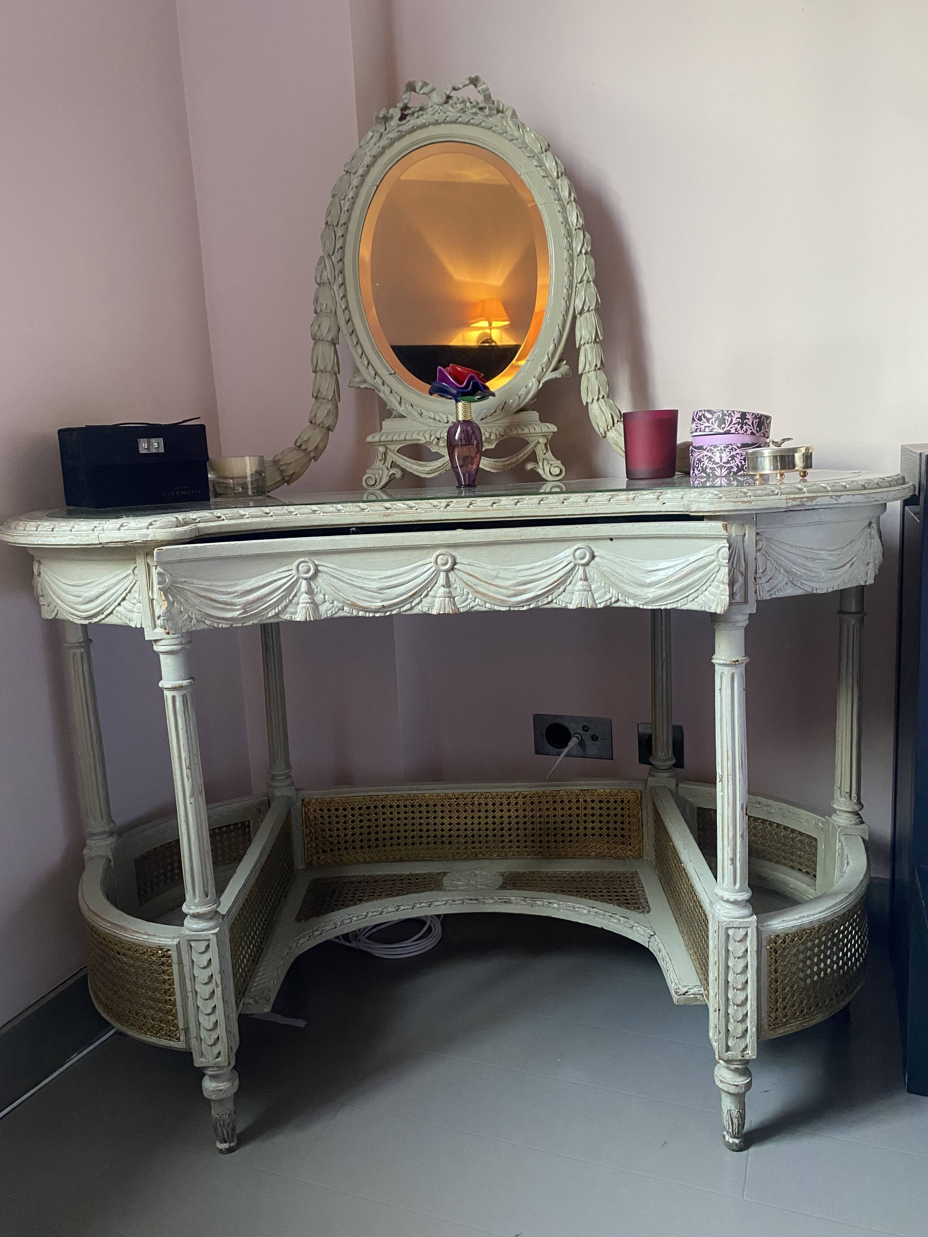 Hairdresser and her cane chair in Louis XVI style.