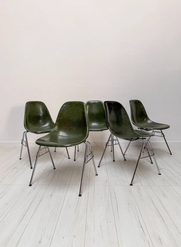 Chaise latérale en fibre de verre vert olive foncé vintage des années 1970 par Charles et Ray Eames pour Herman Miller