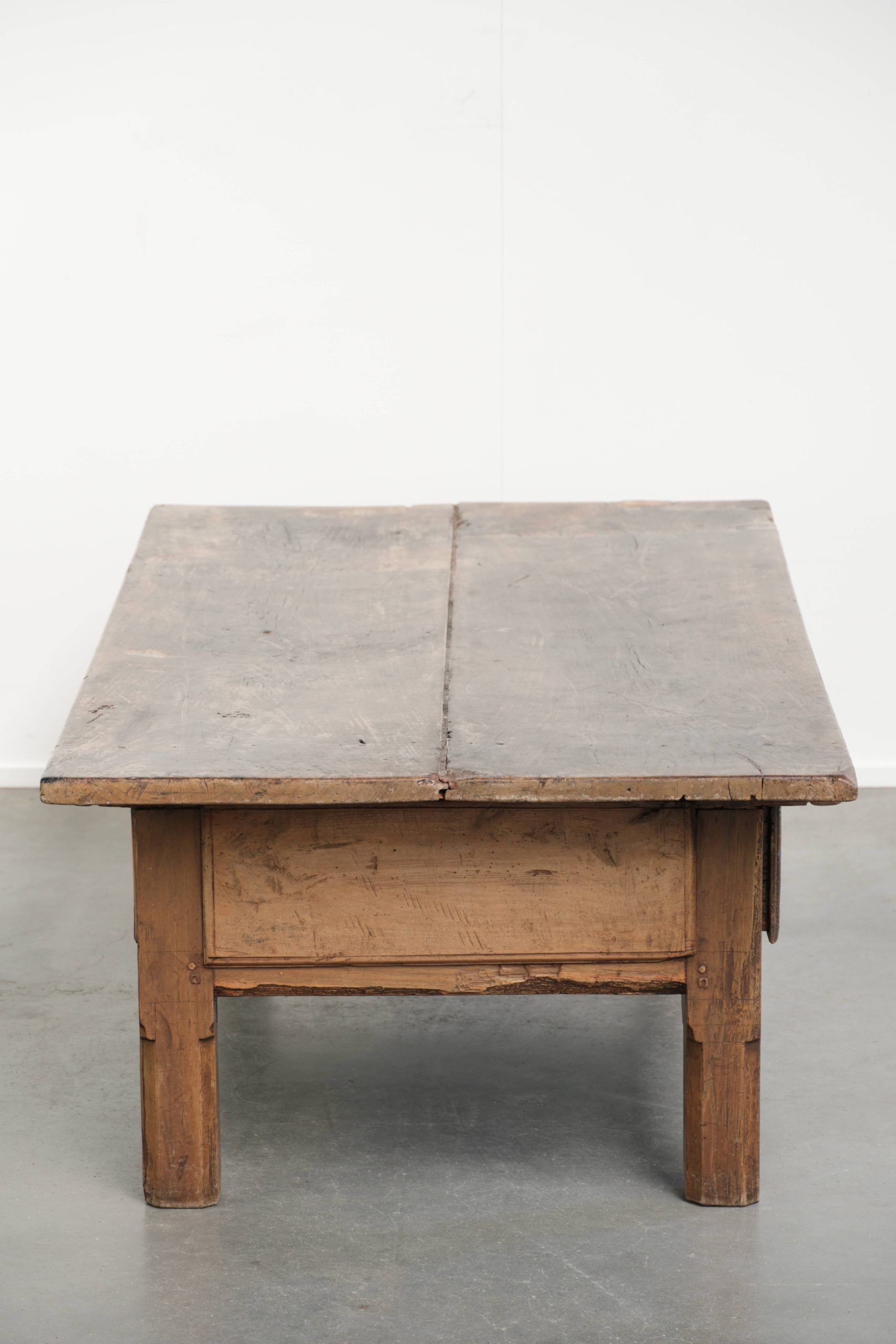 Table basse antique sud-européenne en bois fruitier avec un tiroir.