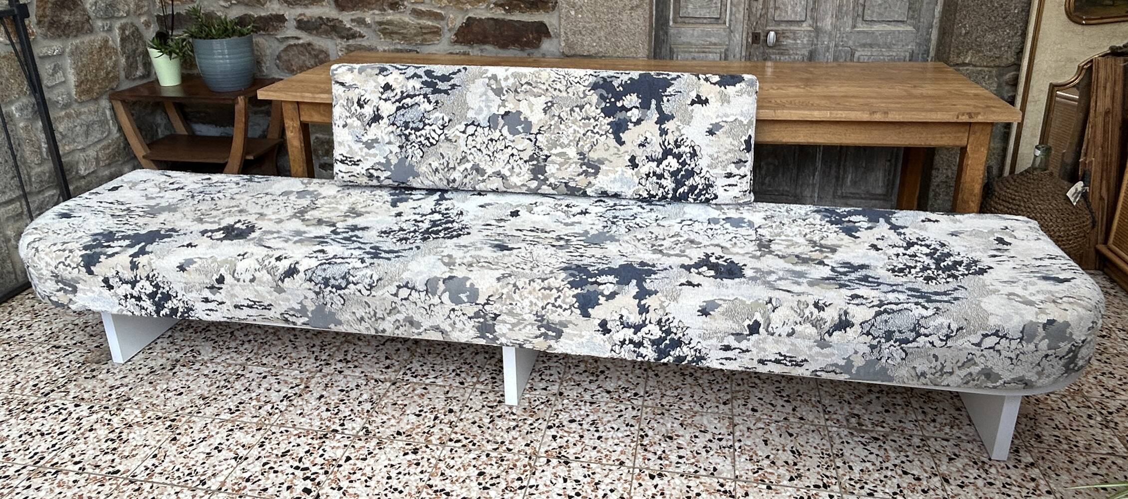 Bench, seat, 3 meters long, high quality, contemporary design.
