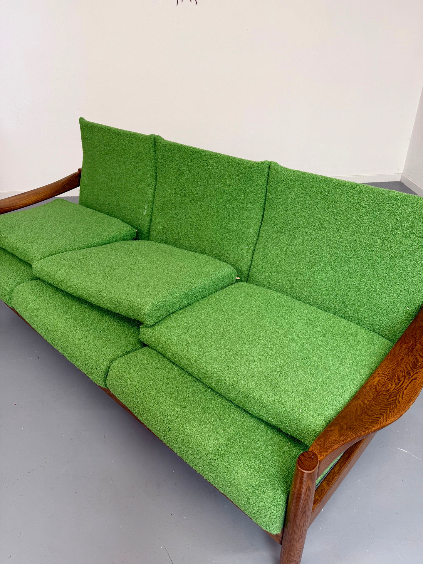 Vintage 3-seater canapé in solid oak with boucle fabric, Scandinavian design from the 70s.