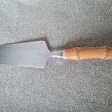 Straight pie server with bamboo handle