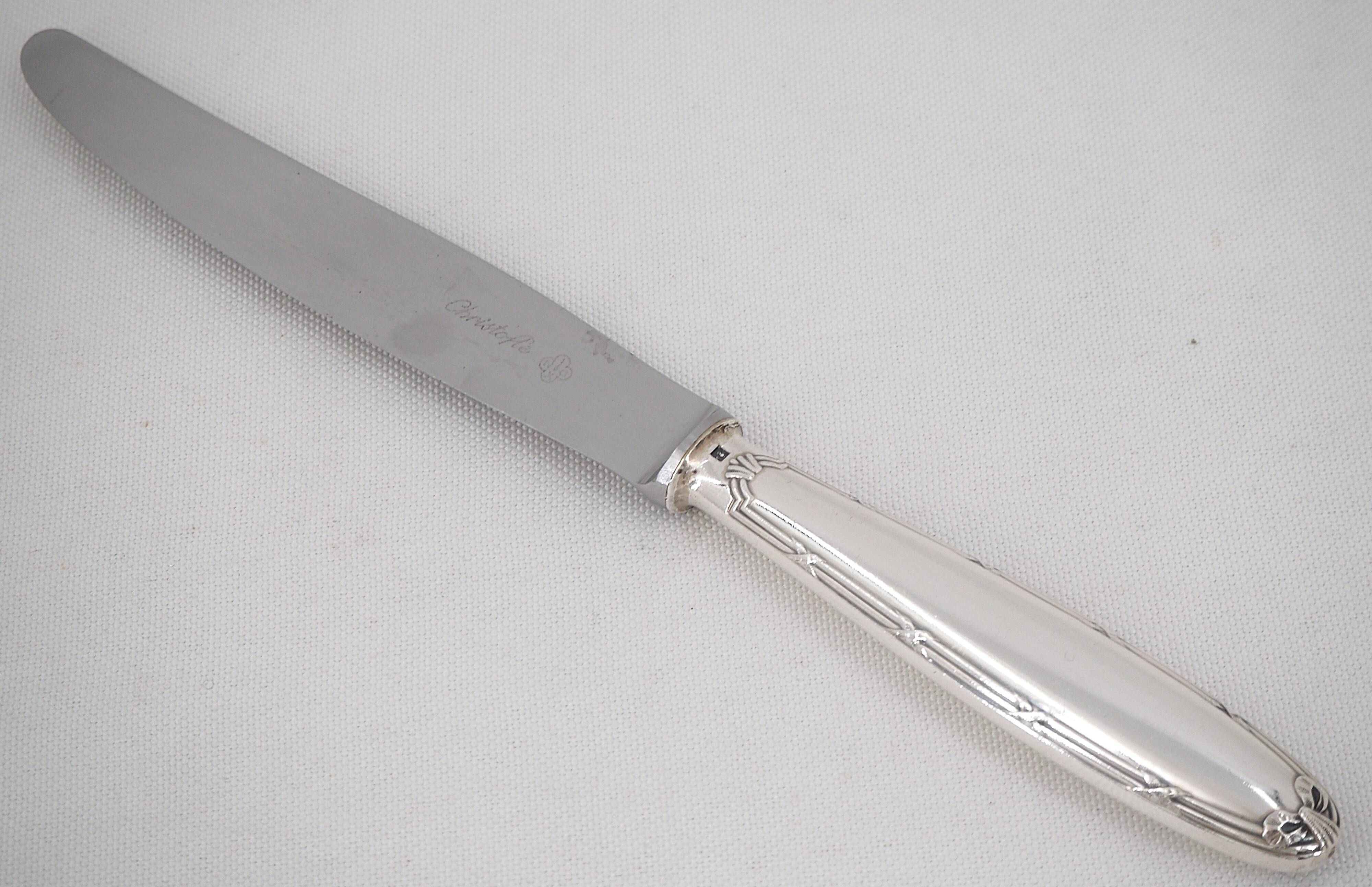 Christofle Rubans, 10 silver-plated table knives, in excellent condition.