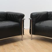 Pair of armchairs LC3