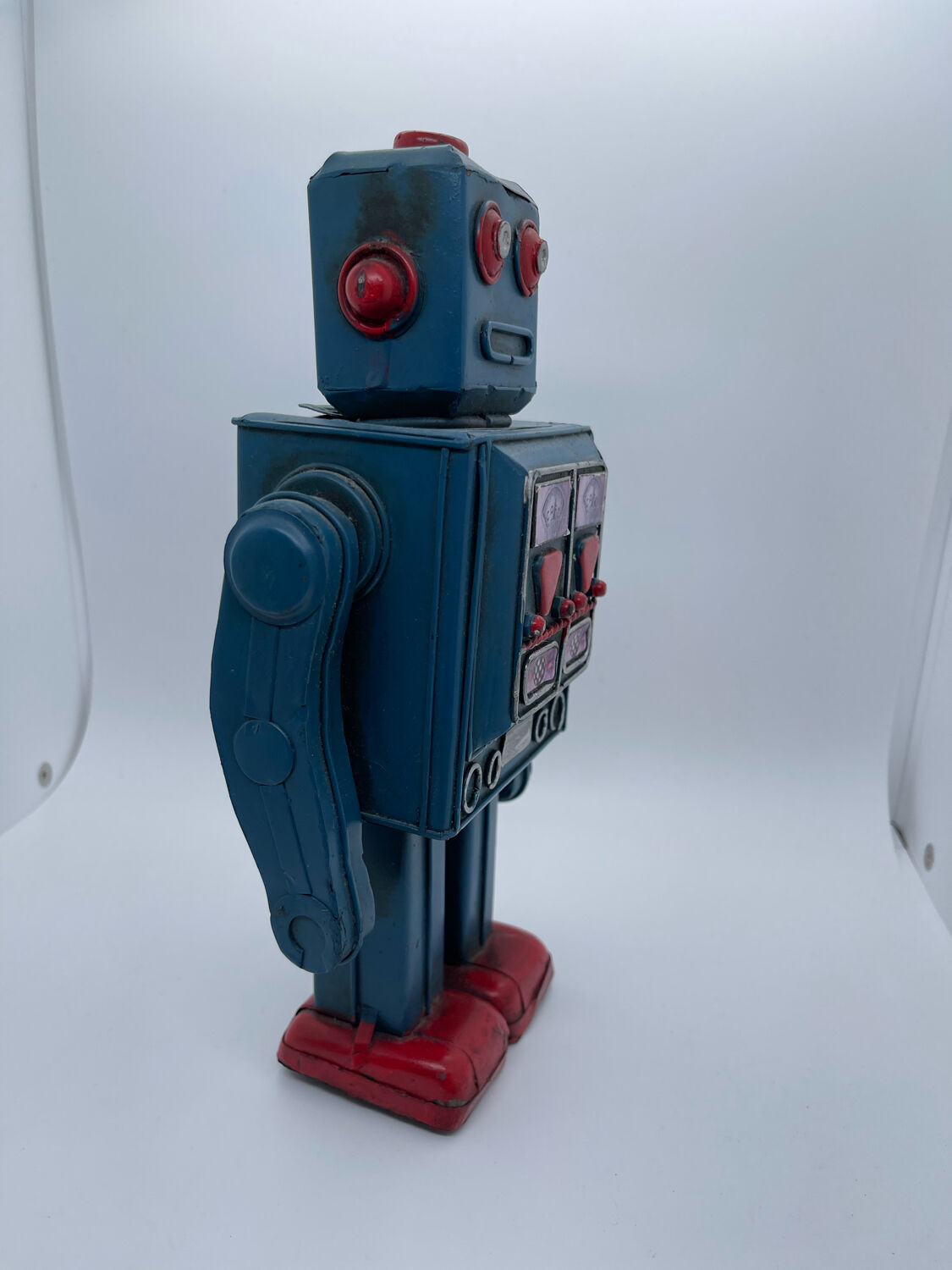 Old robot - metal/painted sheet - tin toys style - vintage
