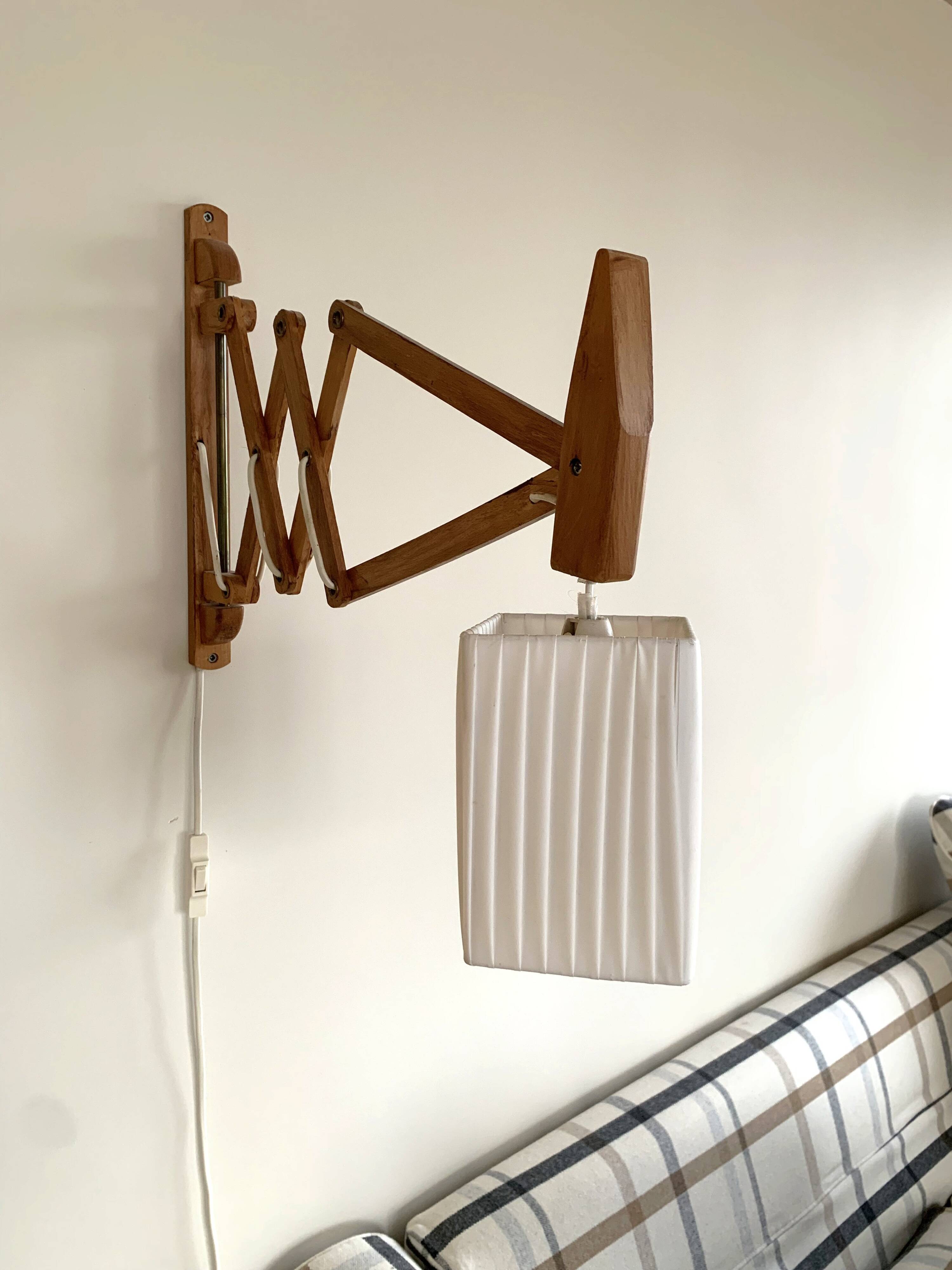 Danish accordion wall light in beechwood - Scandinavian articulated lamp from the 1960s