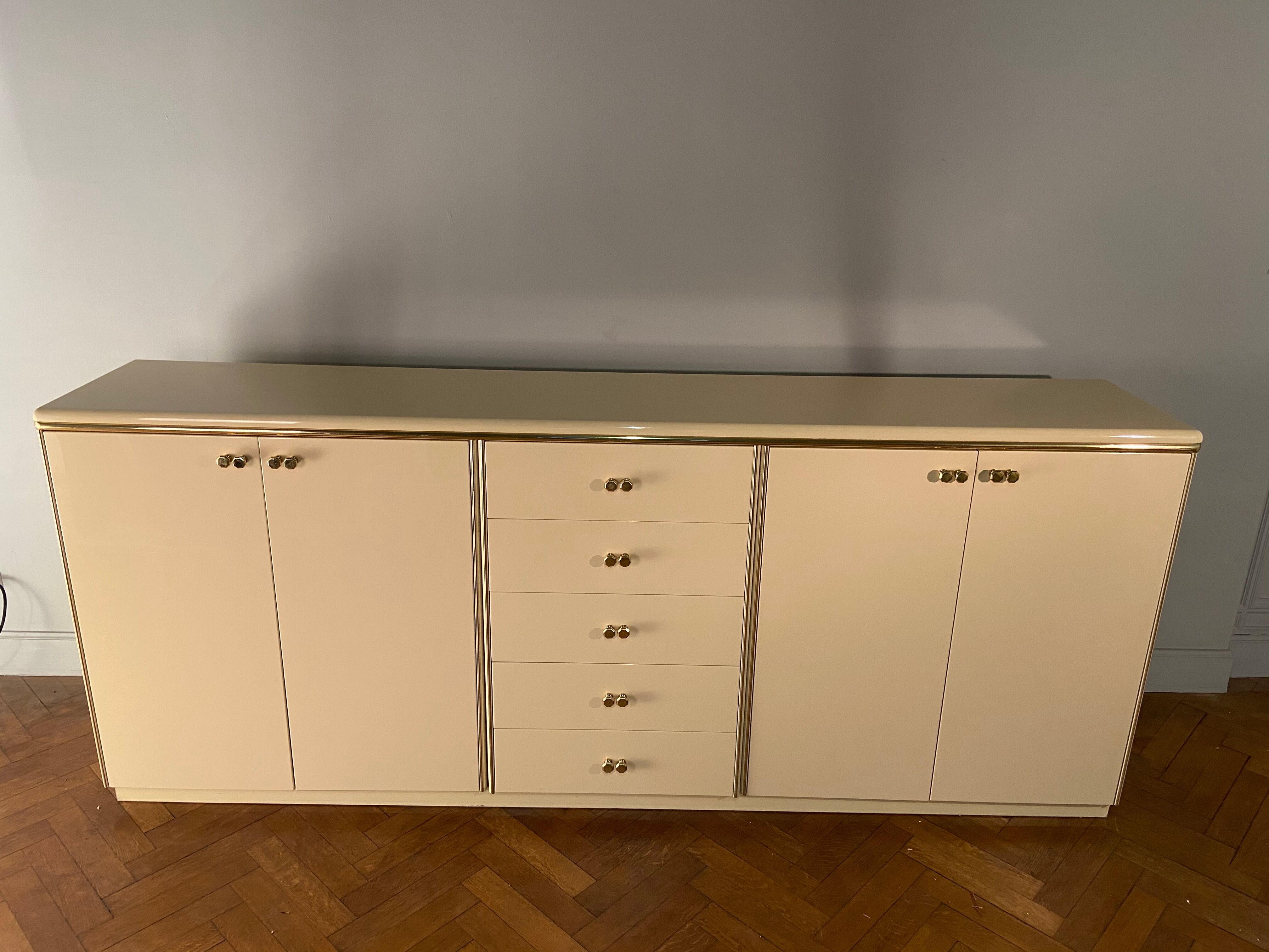 Enfilade laquée ivoire et laiton