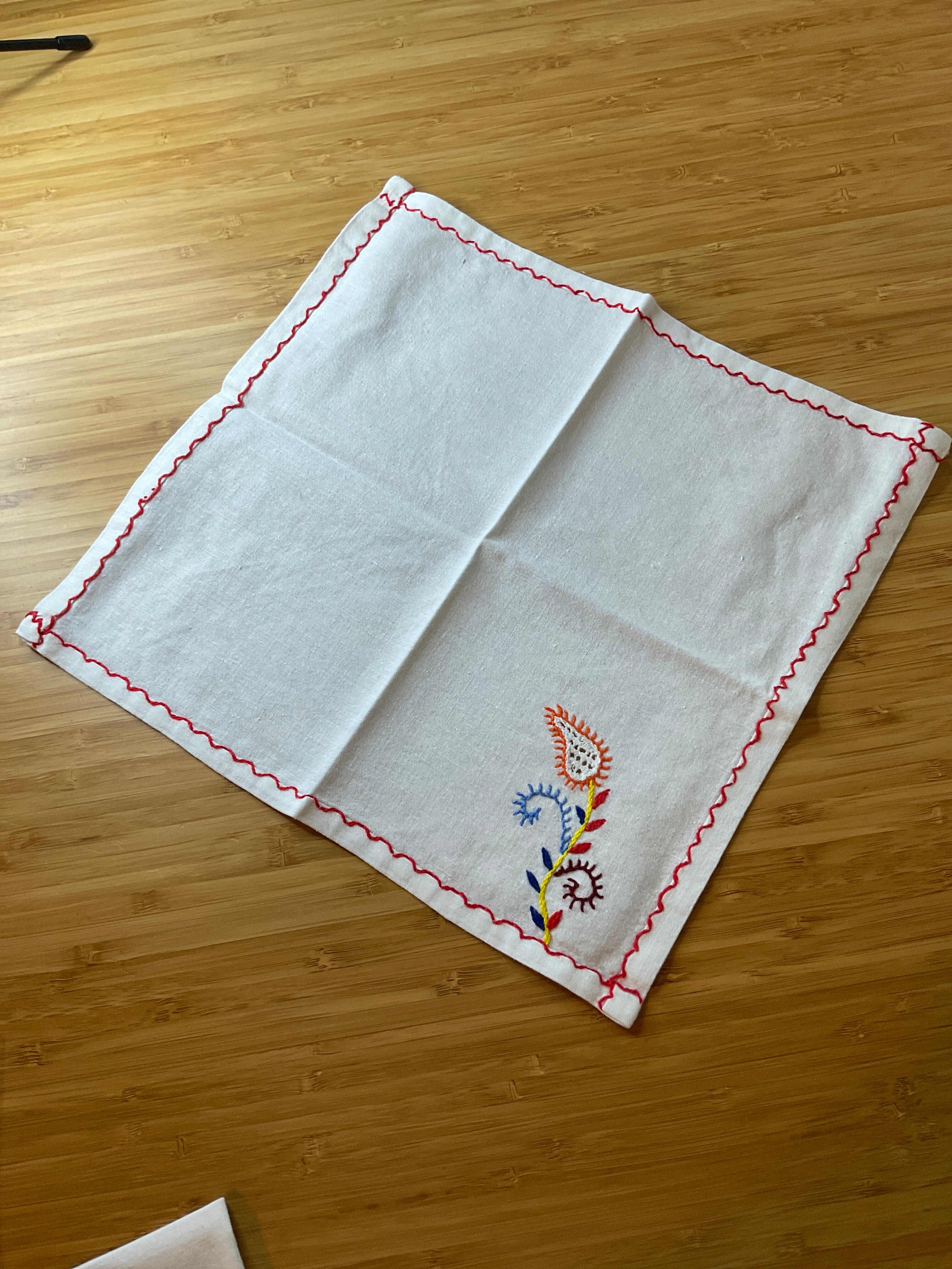 4 embroidered cotton napkins