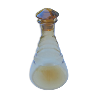 1 decanter in transparent amber glass. Good condition. H 24 cm, Diameter: 14 cm.