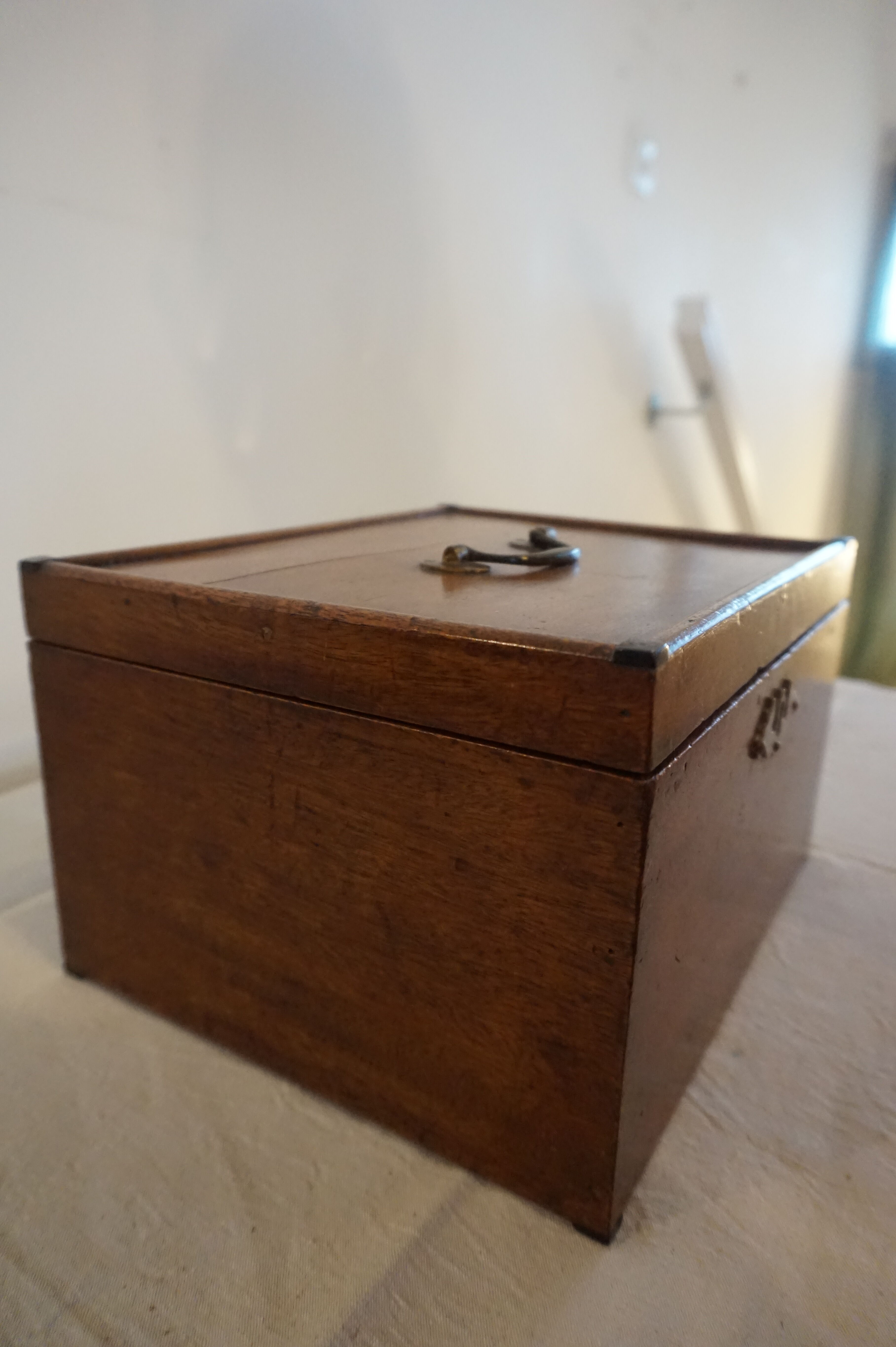 Pretty box in blond Walnut