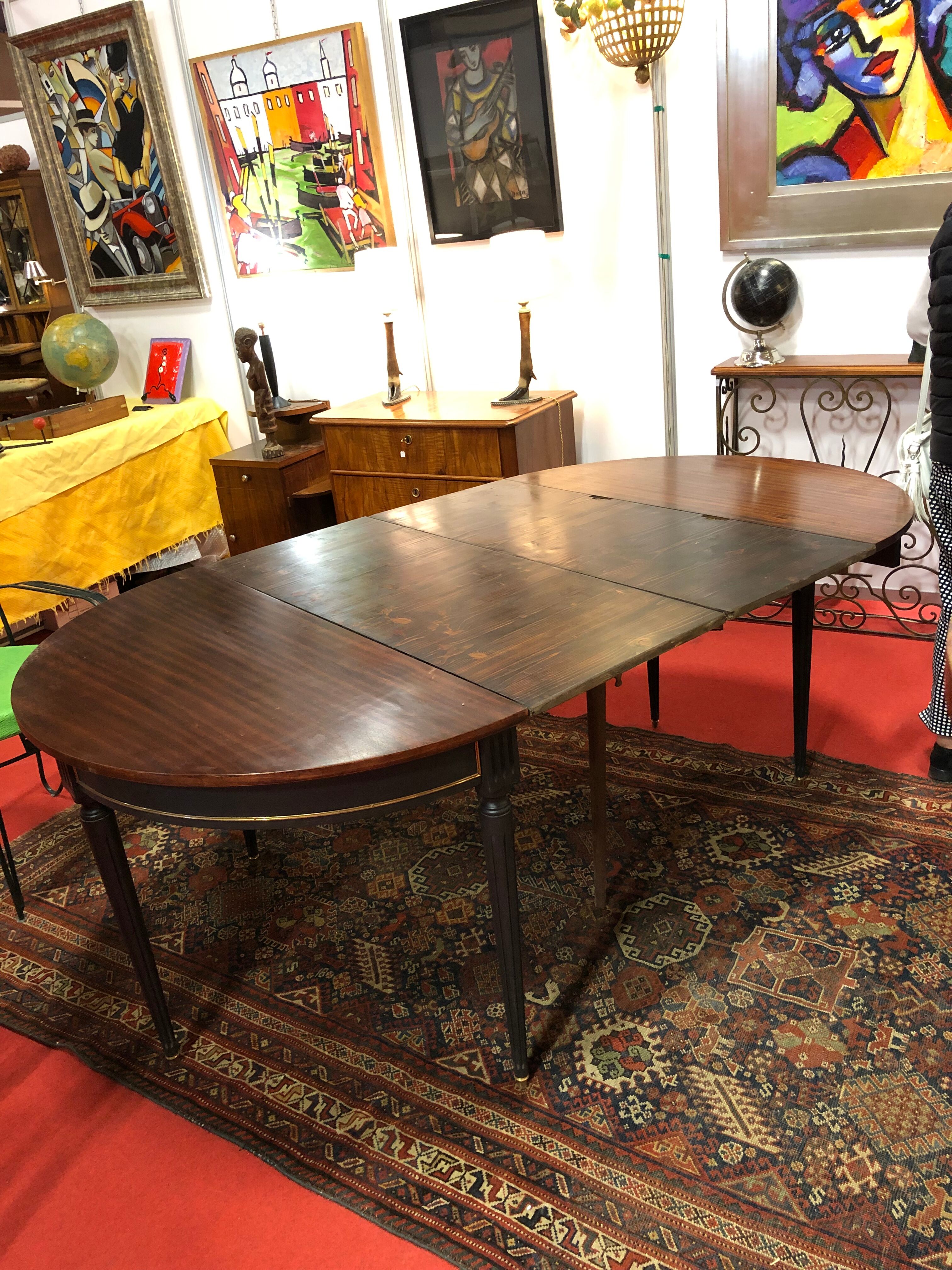 Half-moon table with extensions