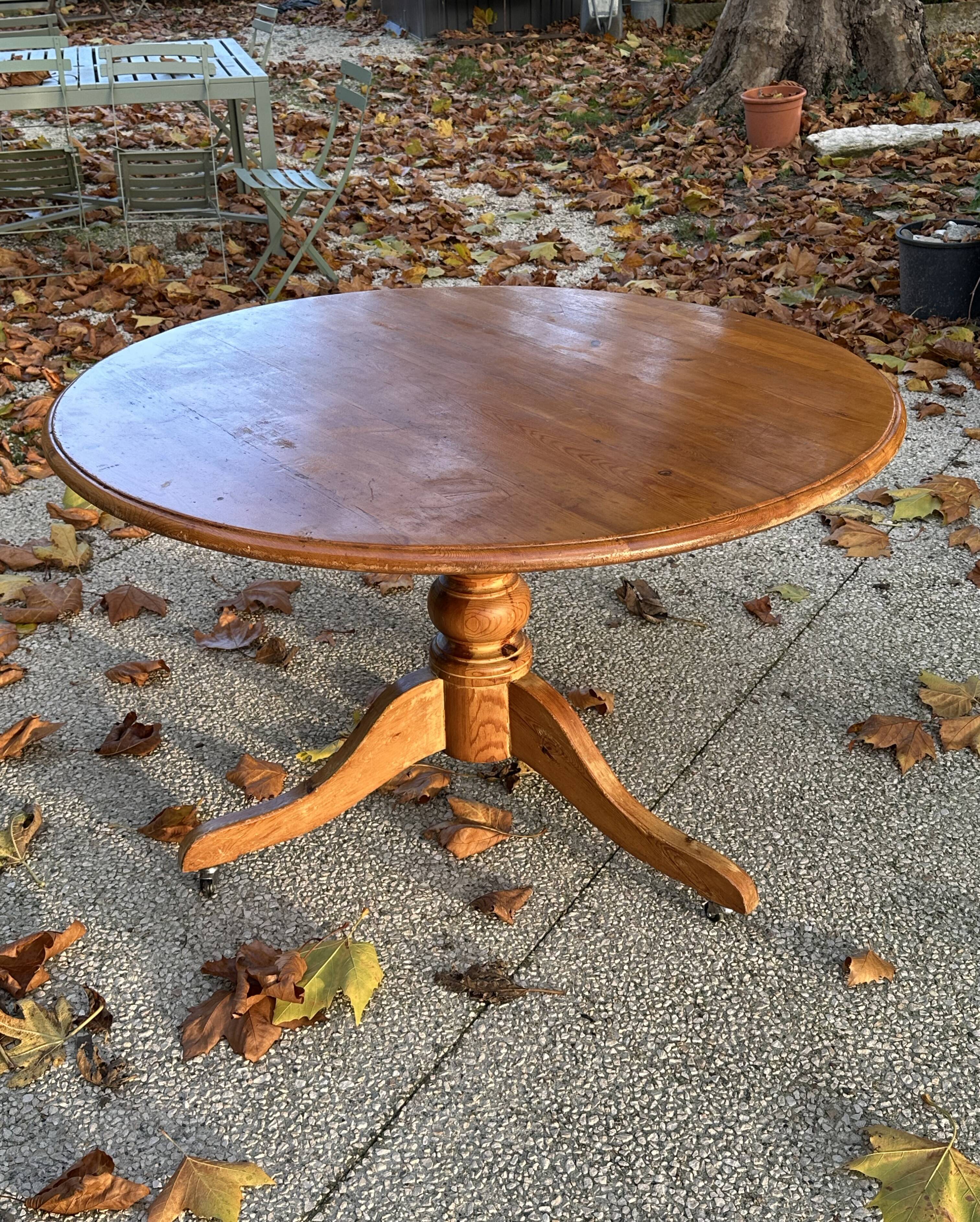 Round pine table with a diameter of 120 cm.