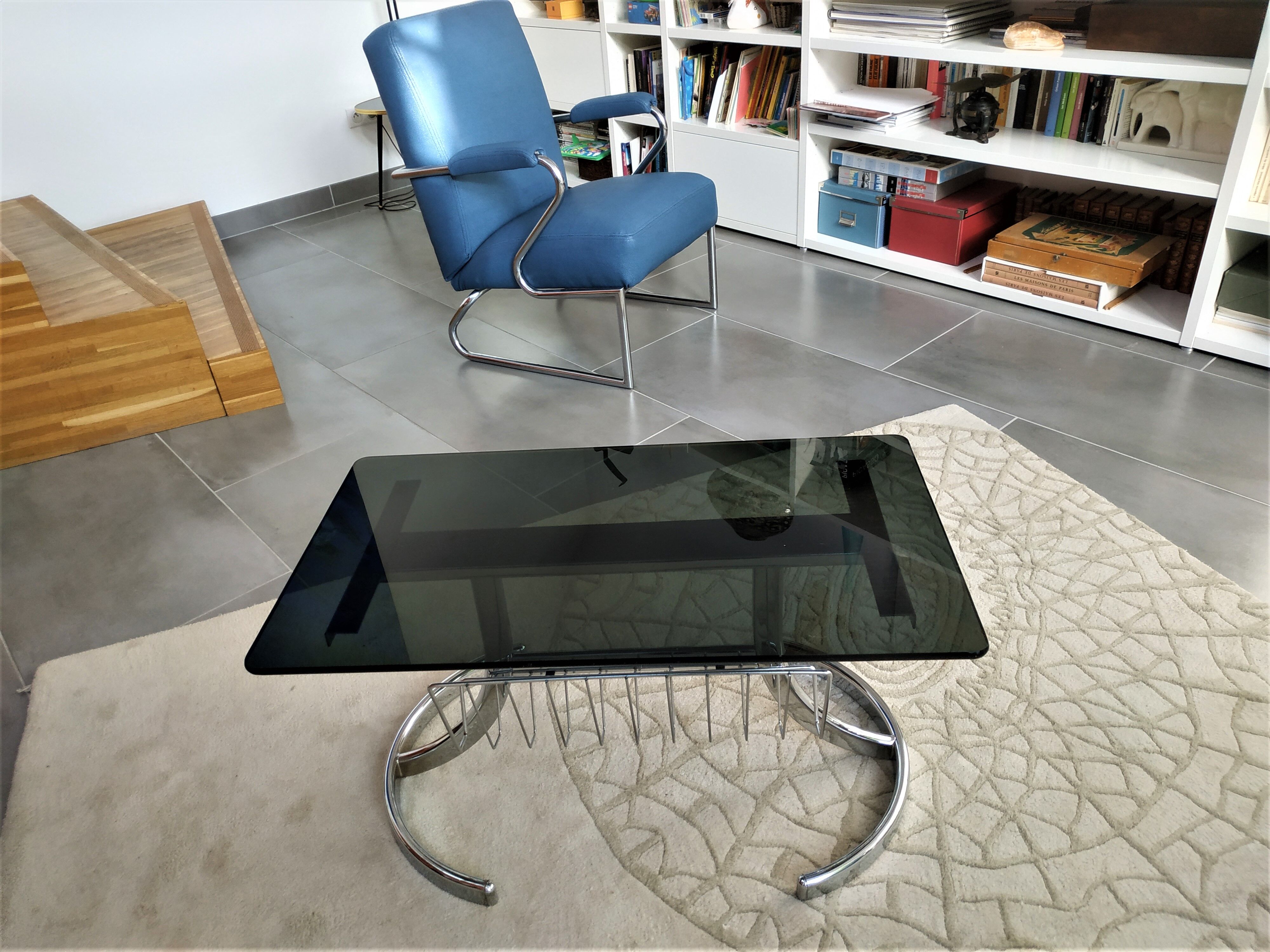 Table basse années 70 plateau de verre, piétement chromé avec porte-revues