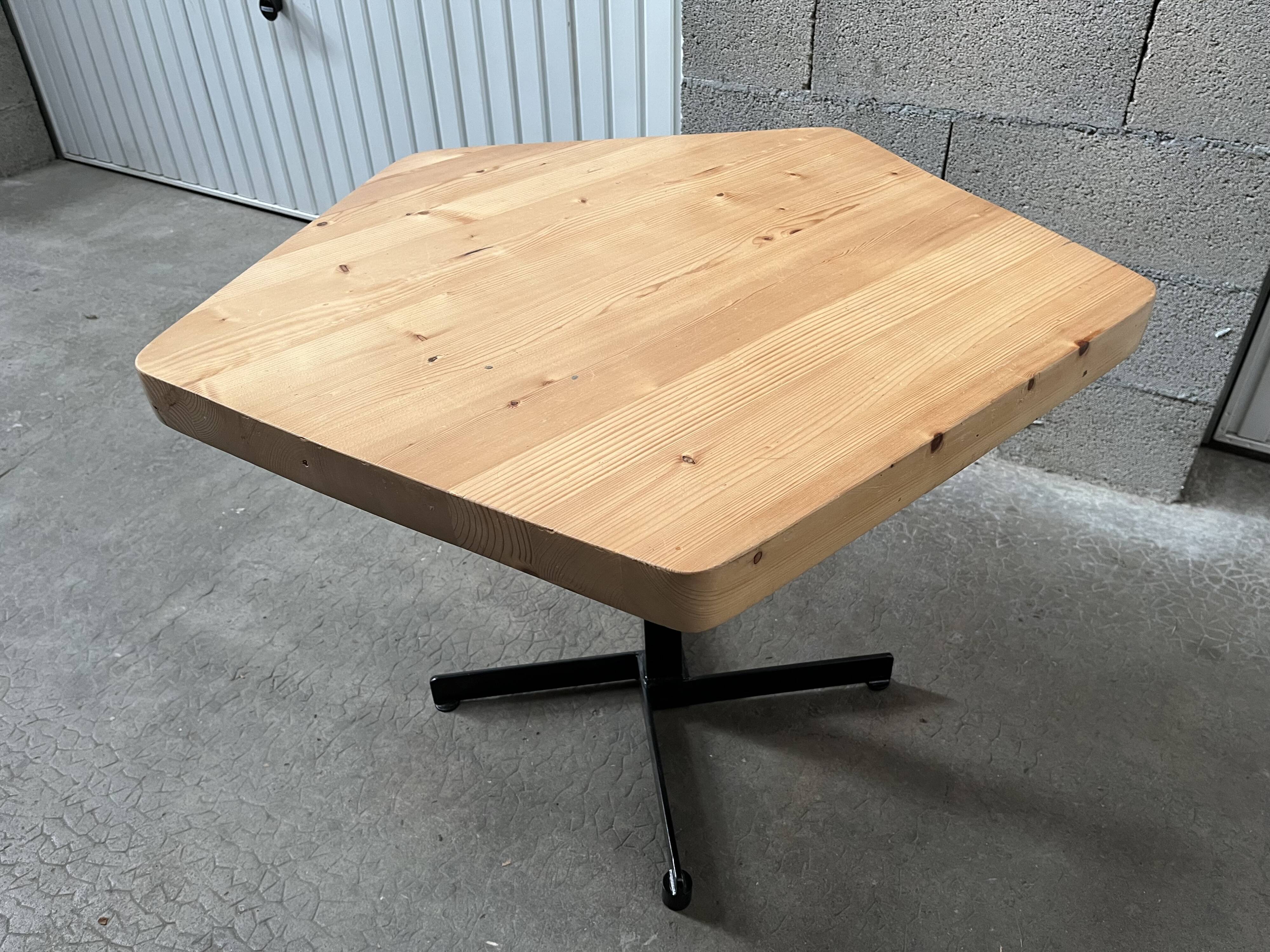 Design Pentagon table Charlotte Perriand for arches