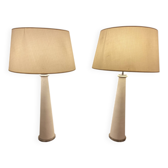 Paire de lampes modernistes en pierre et bronze.