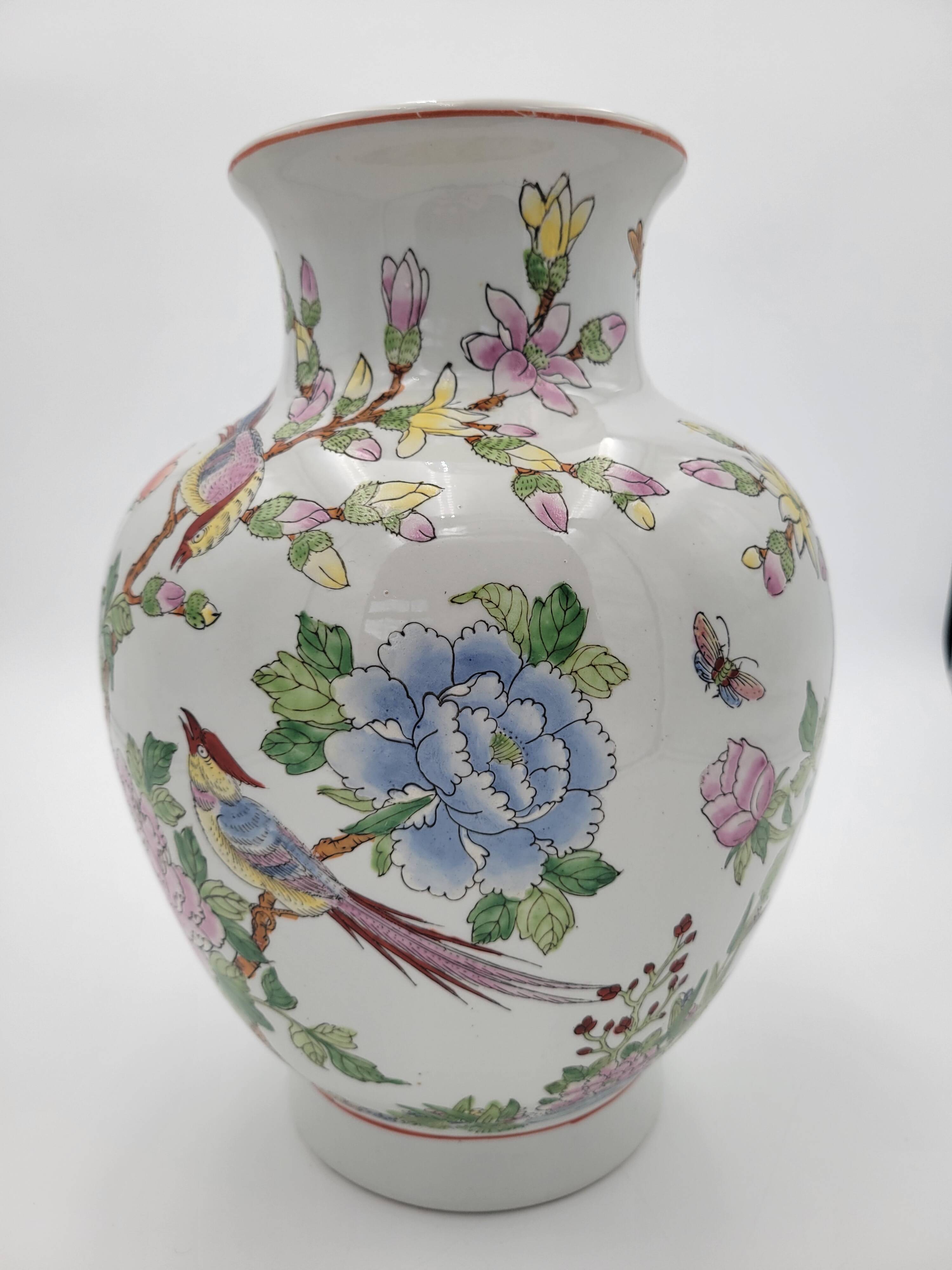 Vase en porcelaine chinoise décoré de fleurs et d'oiseaux