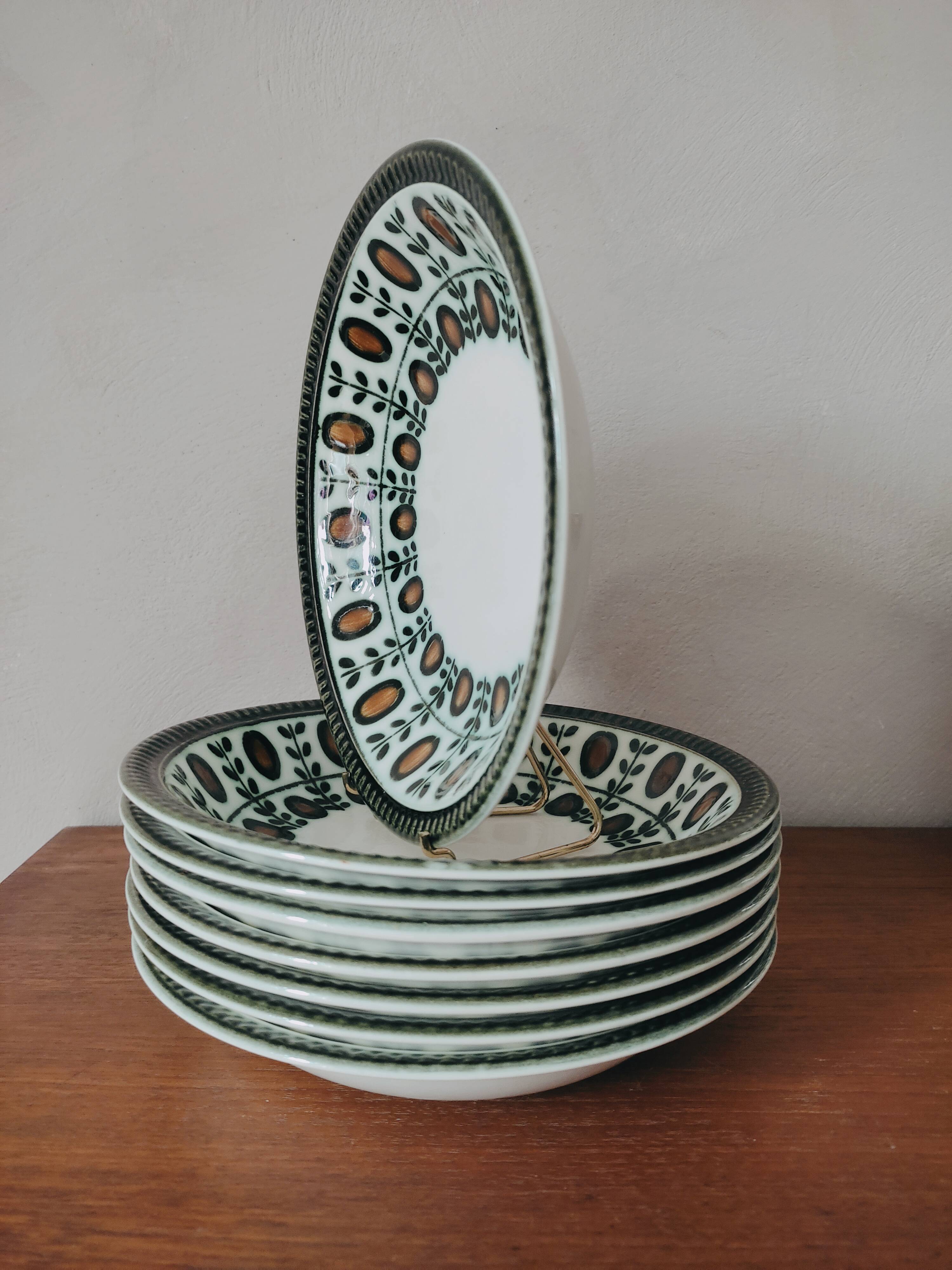 Set of 8 hollow plates Boch nut model