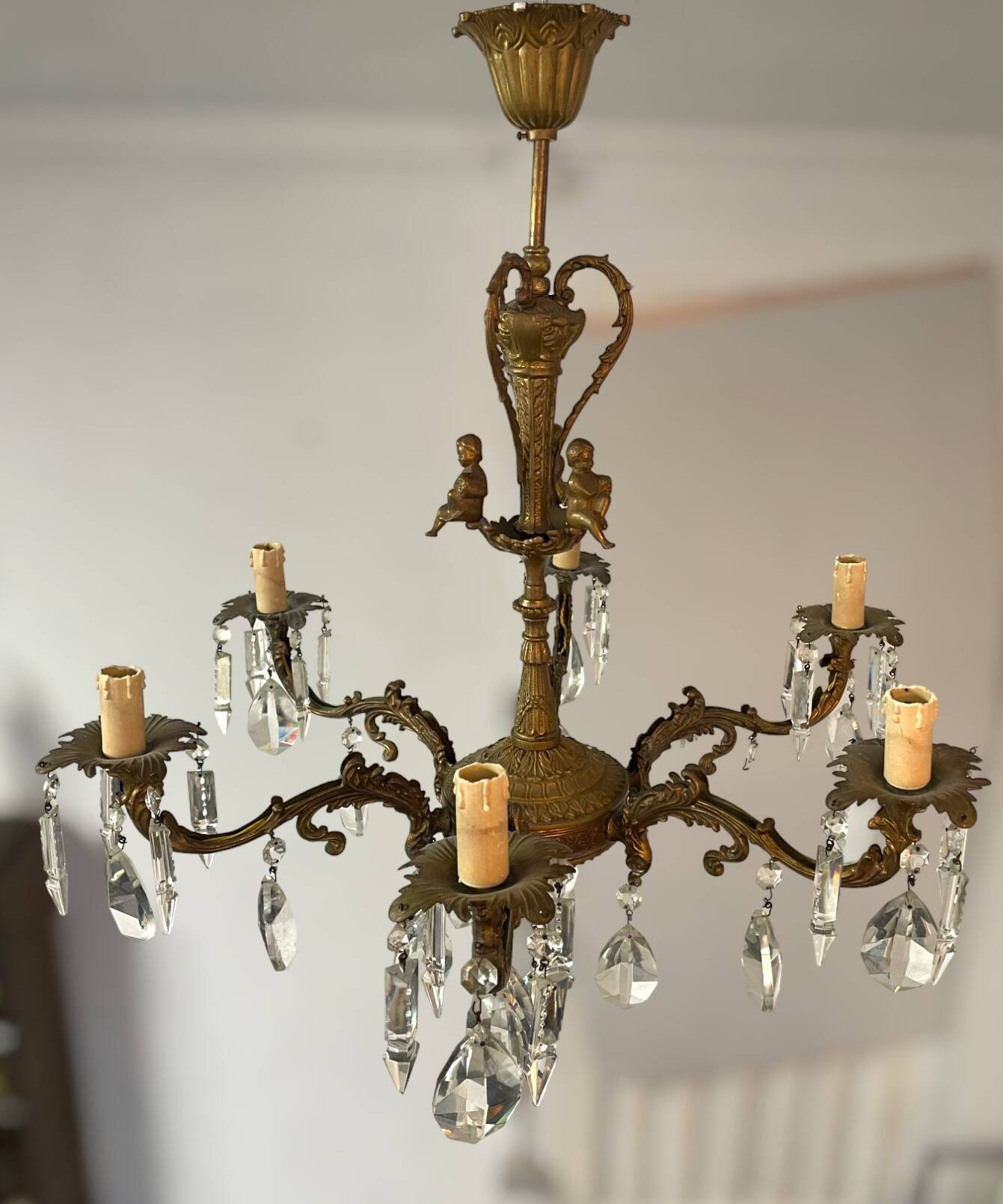 Chandelier with tassels and angels as ornamentation (rare)