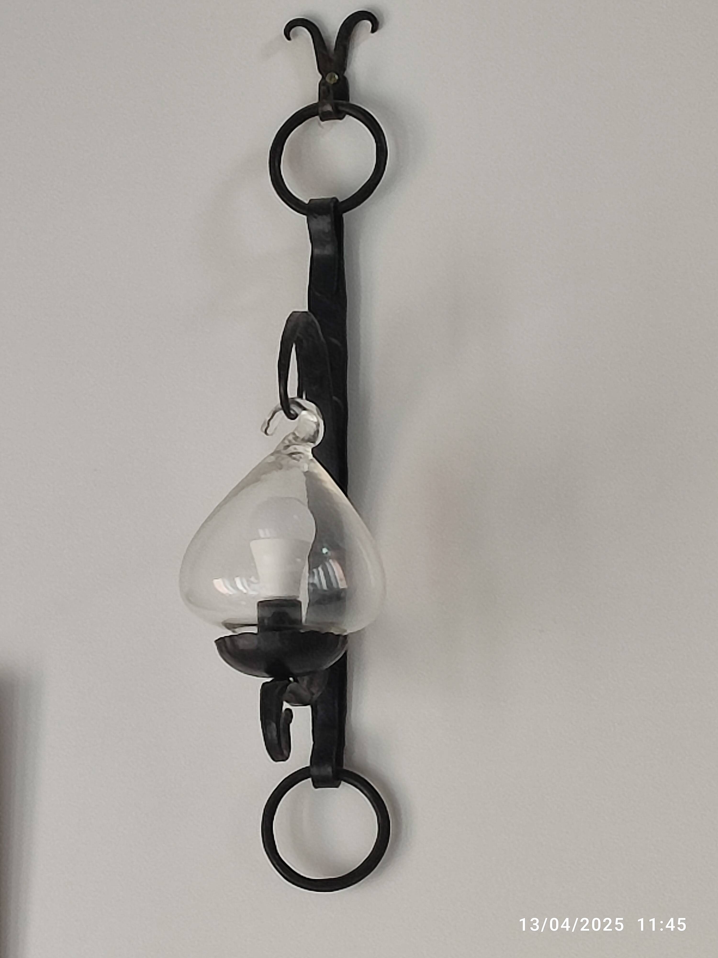 Lot de trois appliques fer forgé et verre soufflé