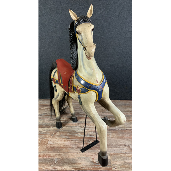 Cheval de manège en bois polychrome avec yeux en sulfure Selency Cheval de manège en bois polychrome avec yeux en sulfure Selency