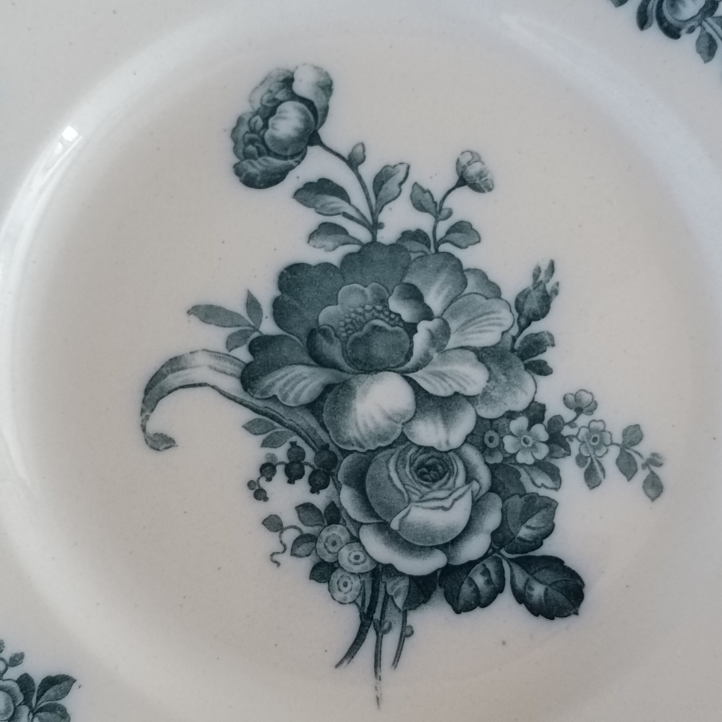 Three plates earth of iron Bouquet of roses Creil Montereau?