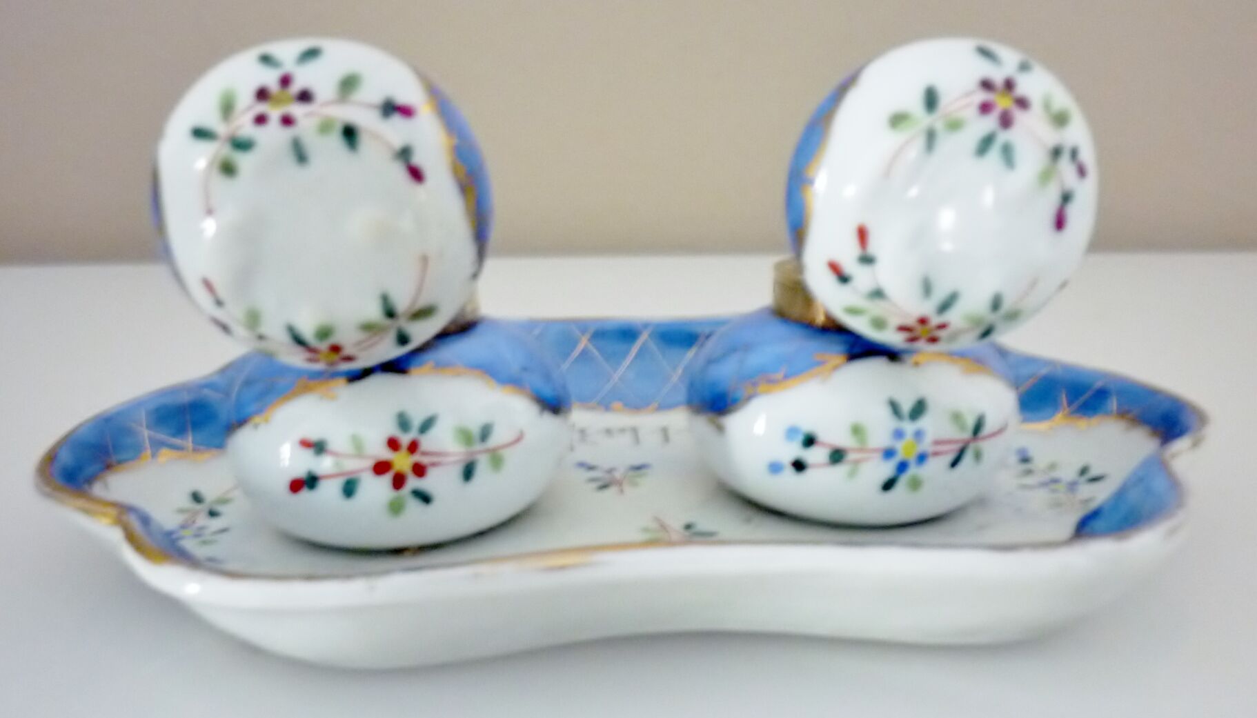 Double antique inkwells in hand-painted porcelain, nineteenth century