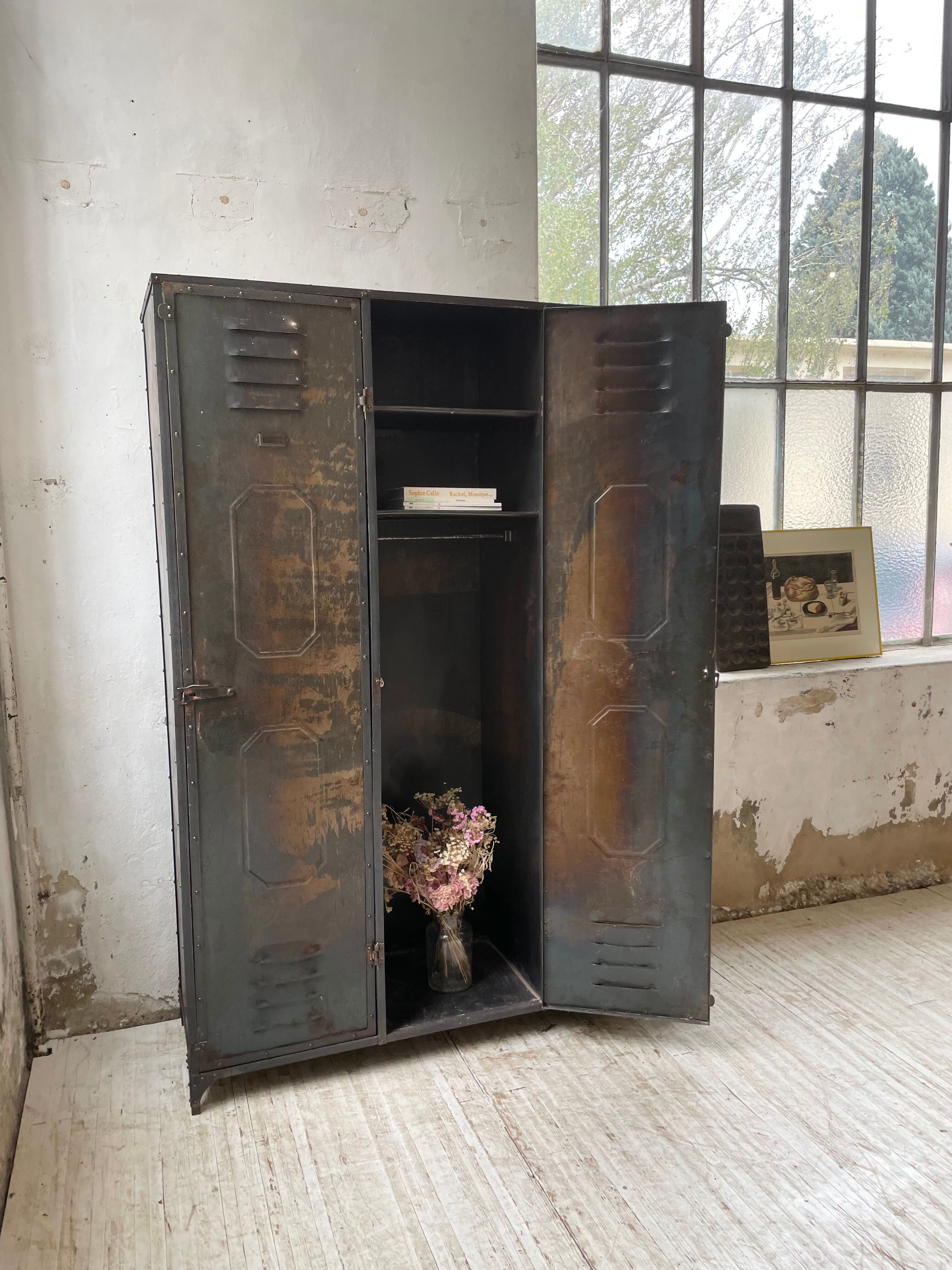 Riveted metal cloakroom Swchartz 1920
