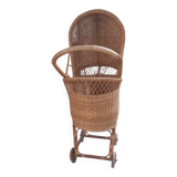 Berceau de poupée en rotin vintage