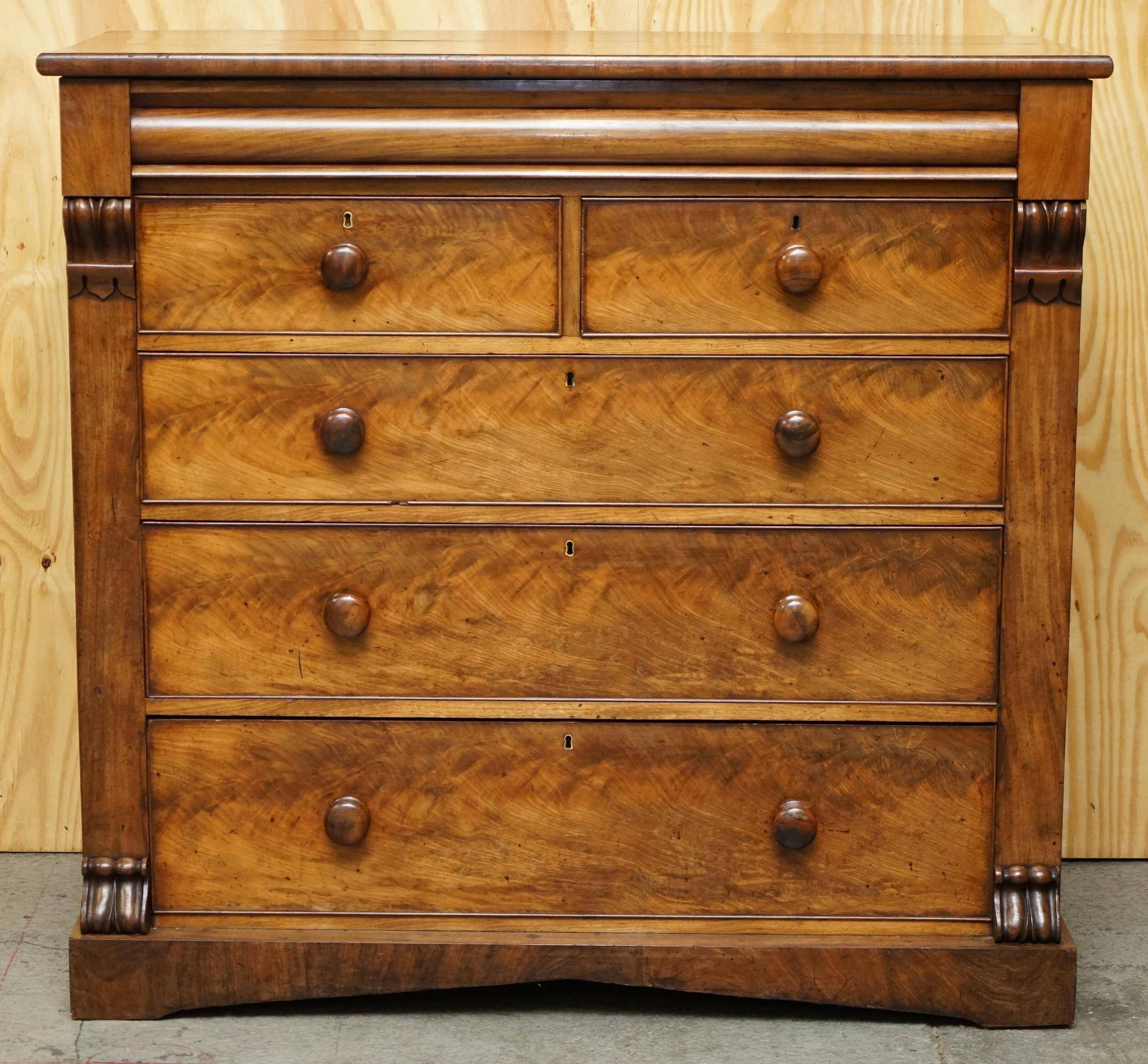 Commode en bois dur flammé victorien XIXe siècle avec tiroir caché