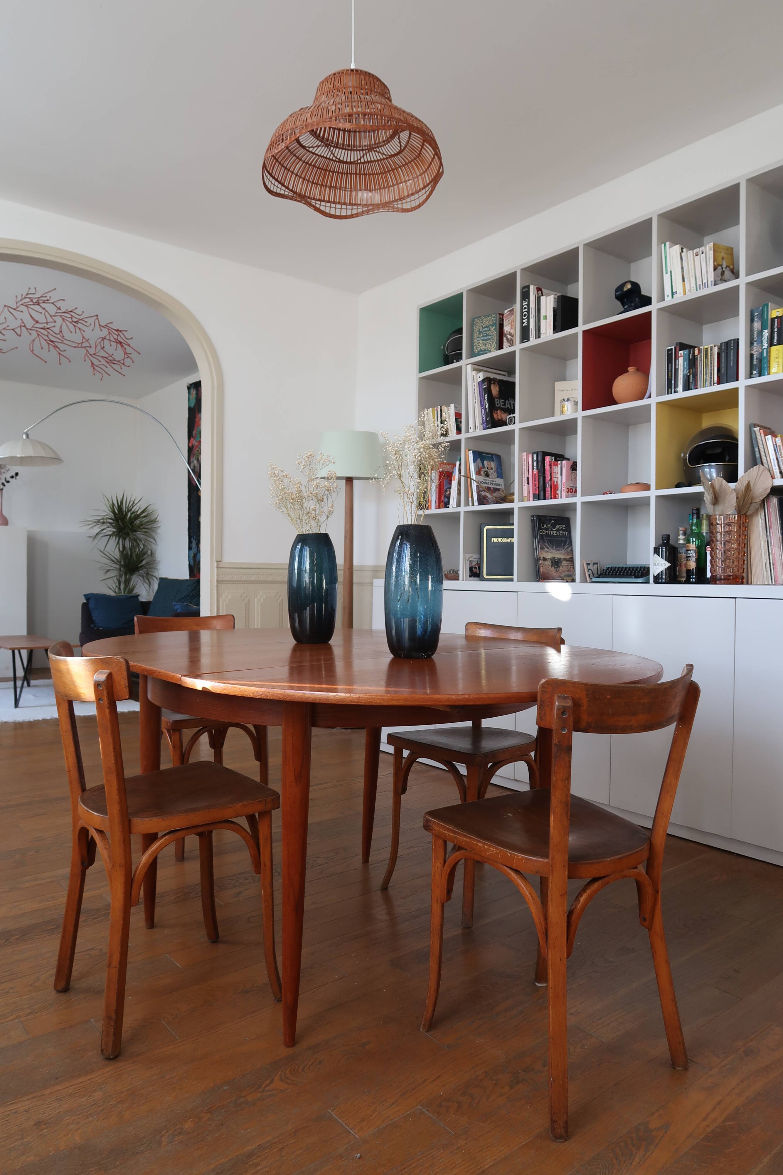 Expandable Scandinavian roundtable