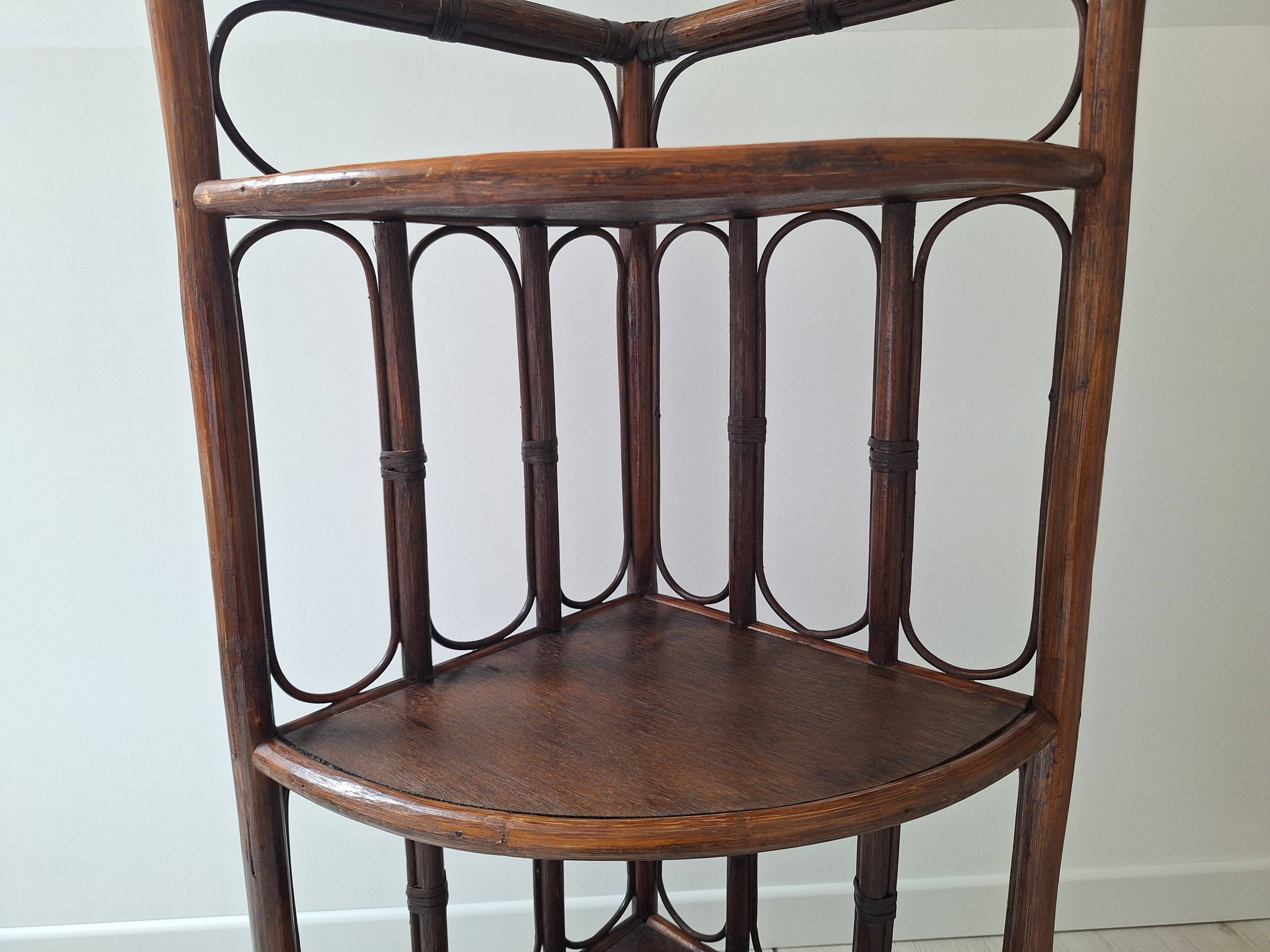 Etagère d'angle en rotin