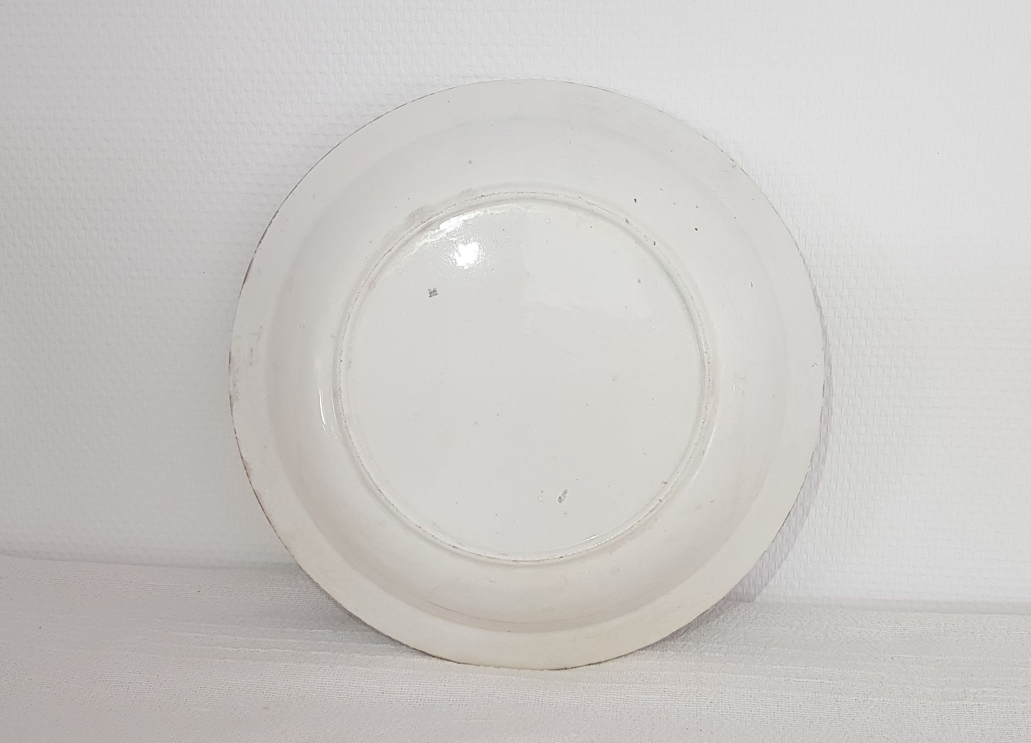 Plat creux en faïence de St Amand et Hamage modèle Primevère, terre de fer.