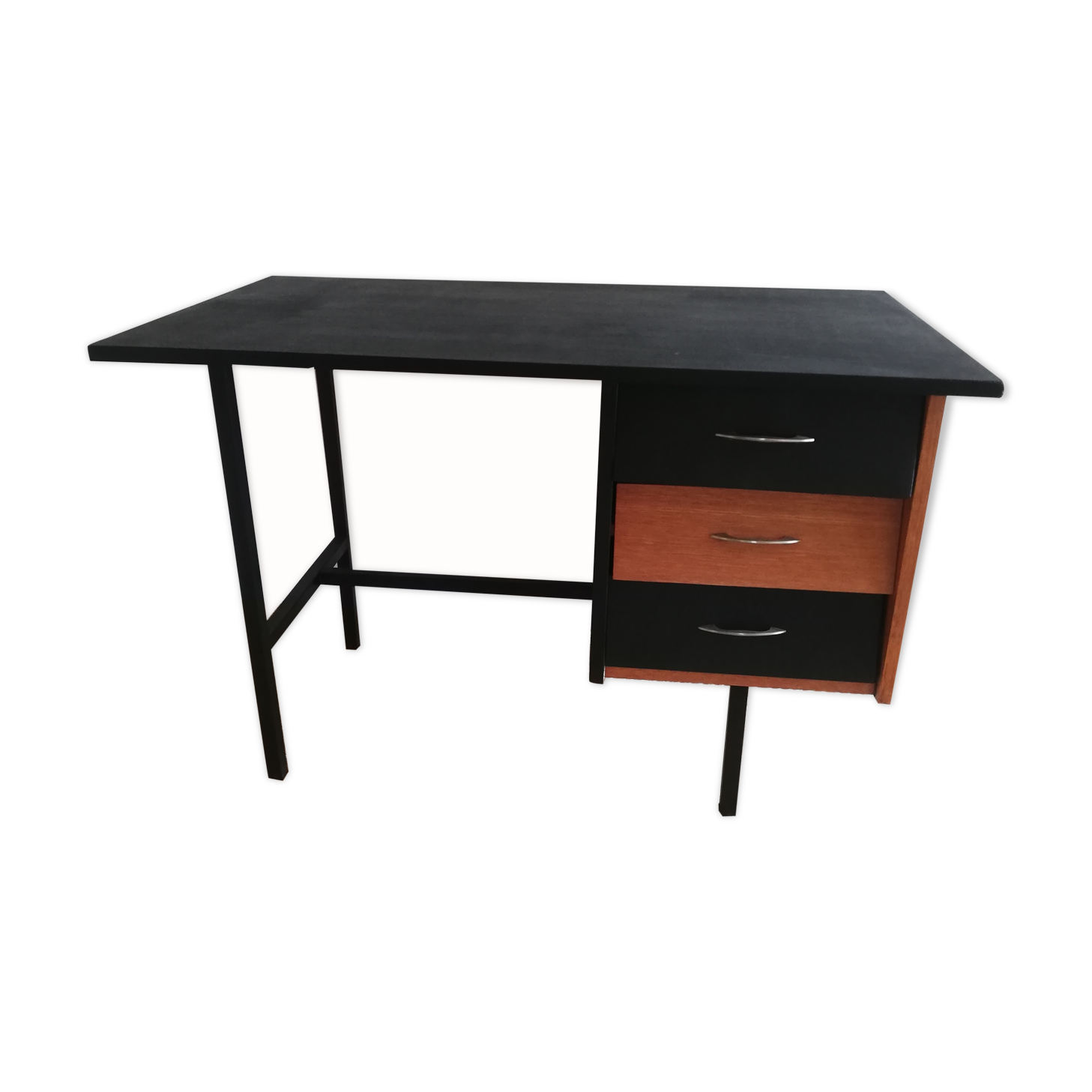 Vintage desk completely revisits 70