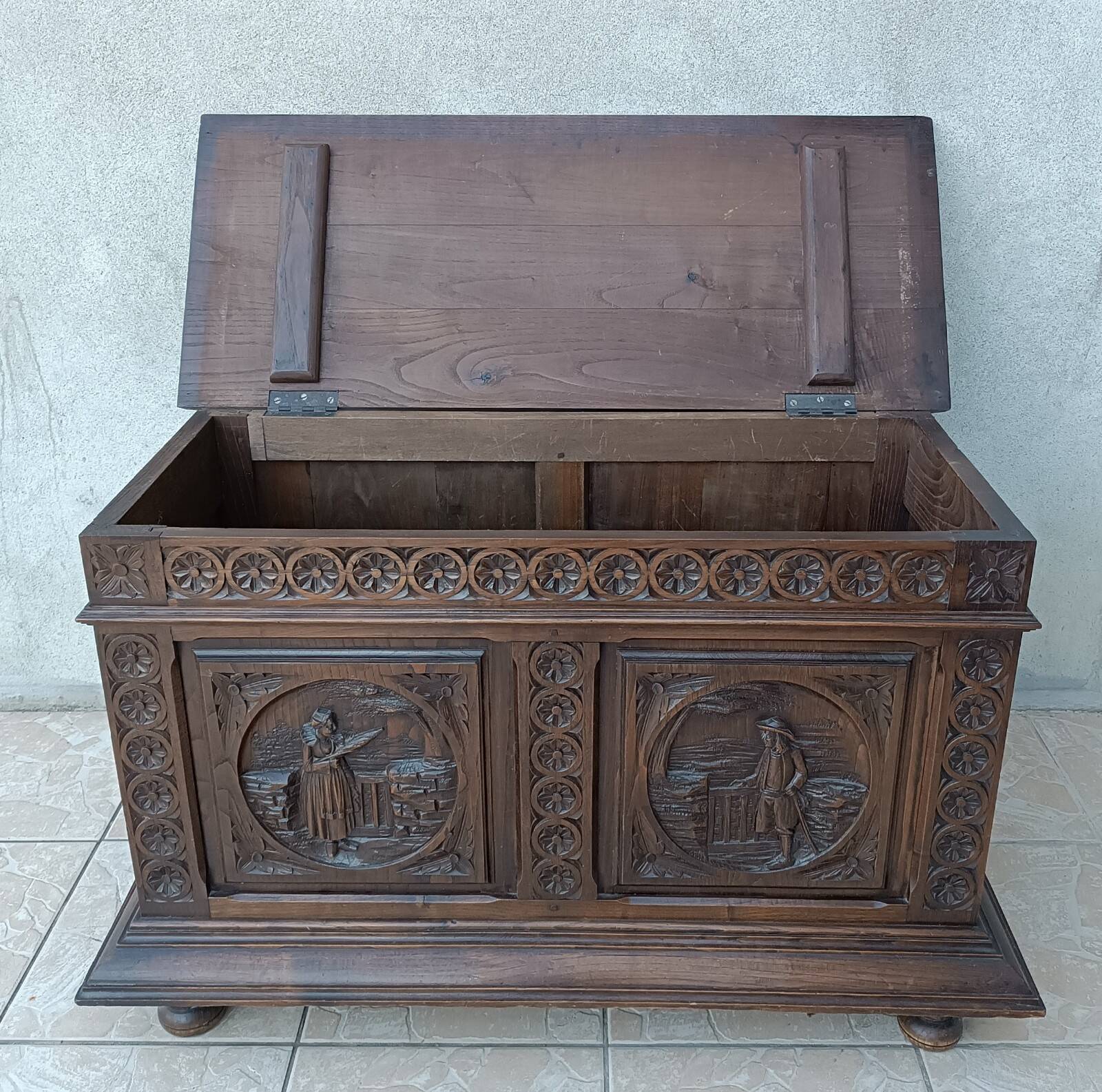 Breton chest in carved wood