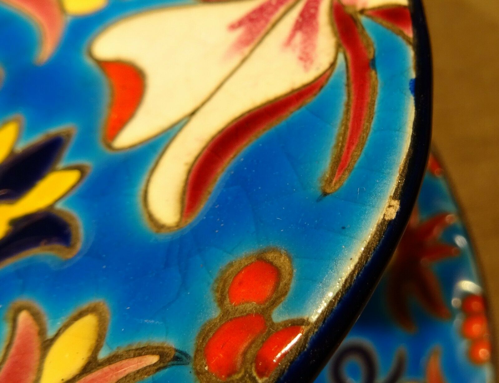 Servant silent emaux Longwy cake mignardises display