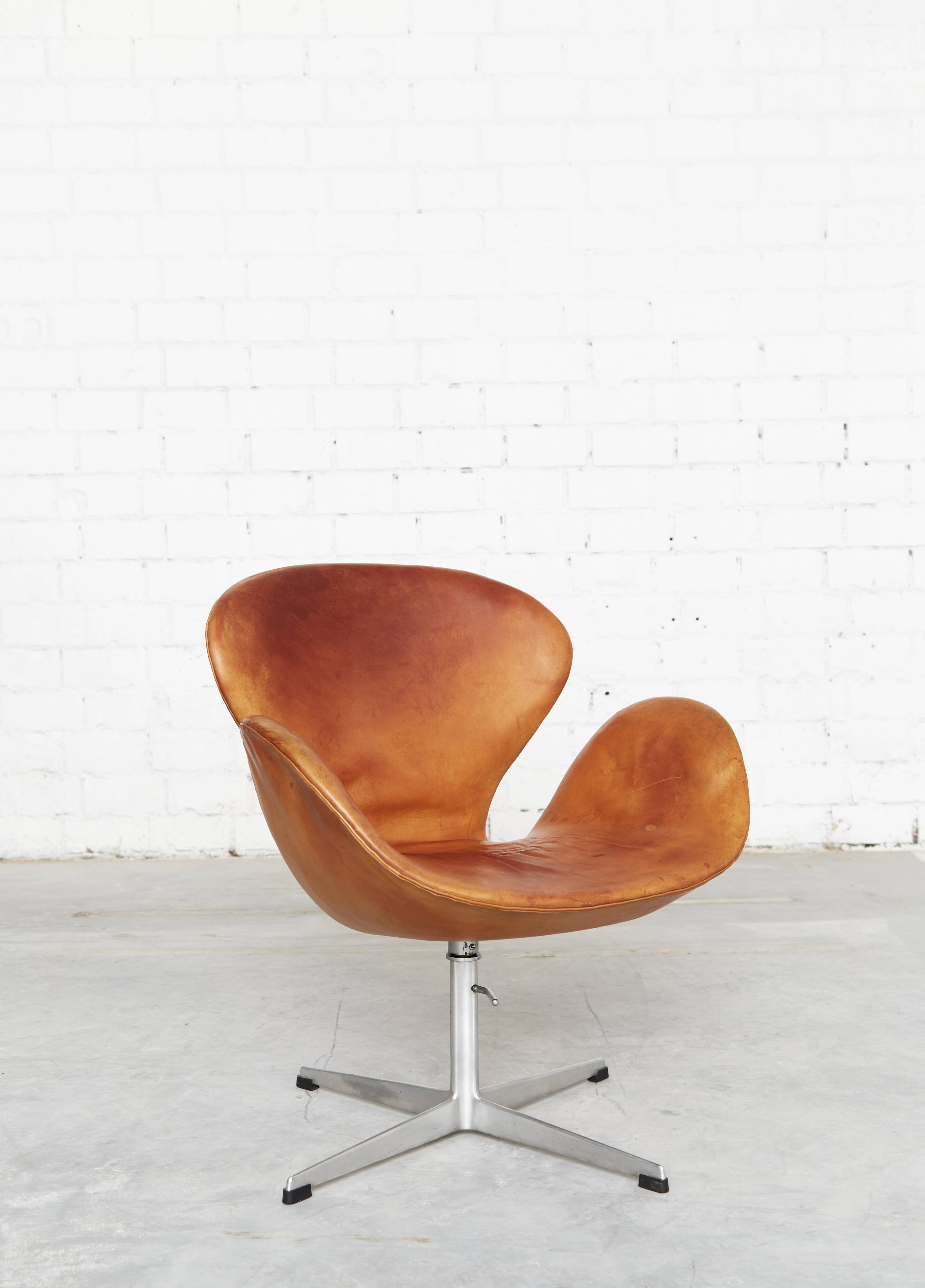 Swan Chair by Arne Jacobsen for Fritz Hansen