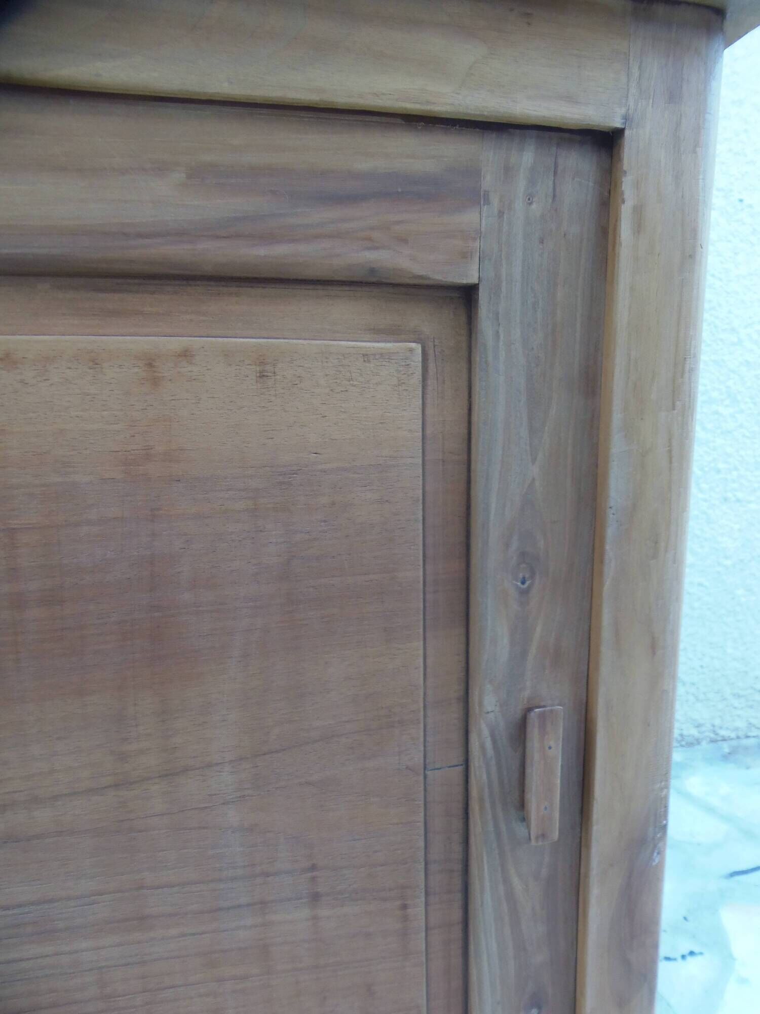 Vintage wooden buffet with a waxed finish, 2 sliding doors.