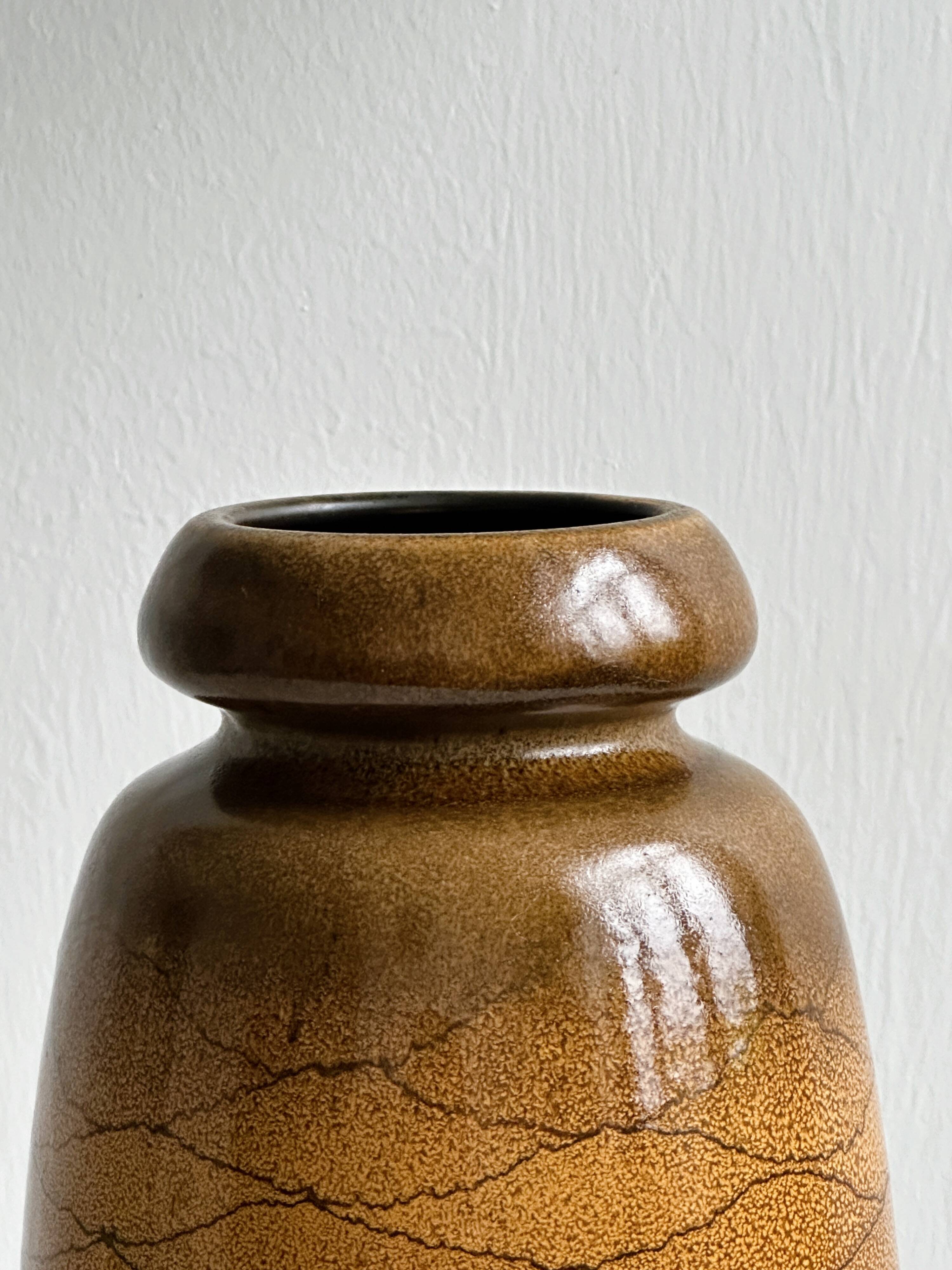 Vase ancien en céramique d'Allemagne de l'Est 1970.