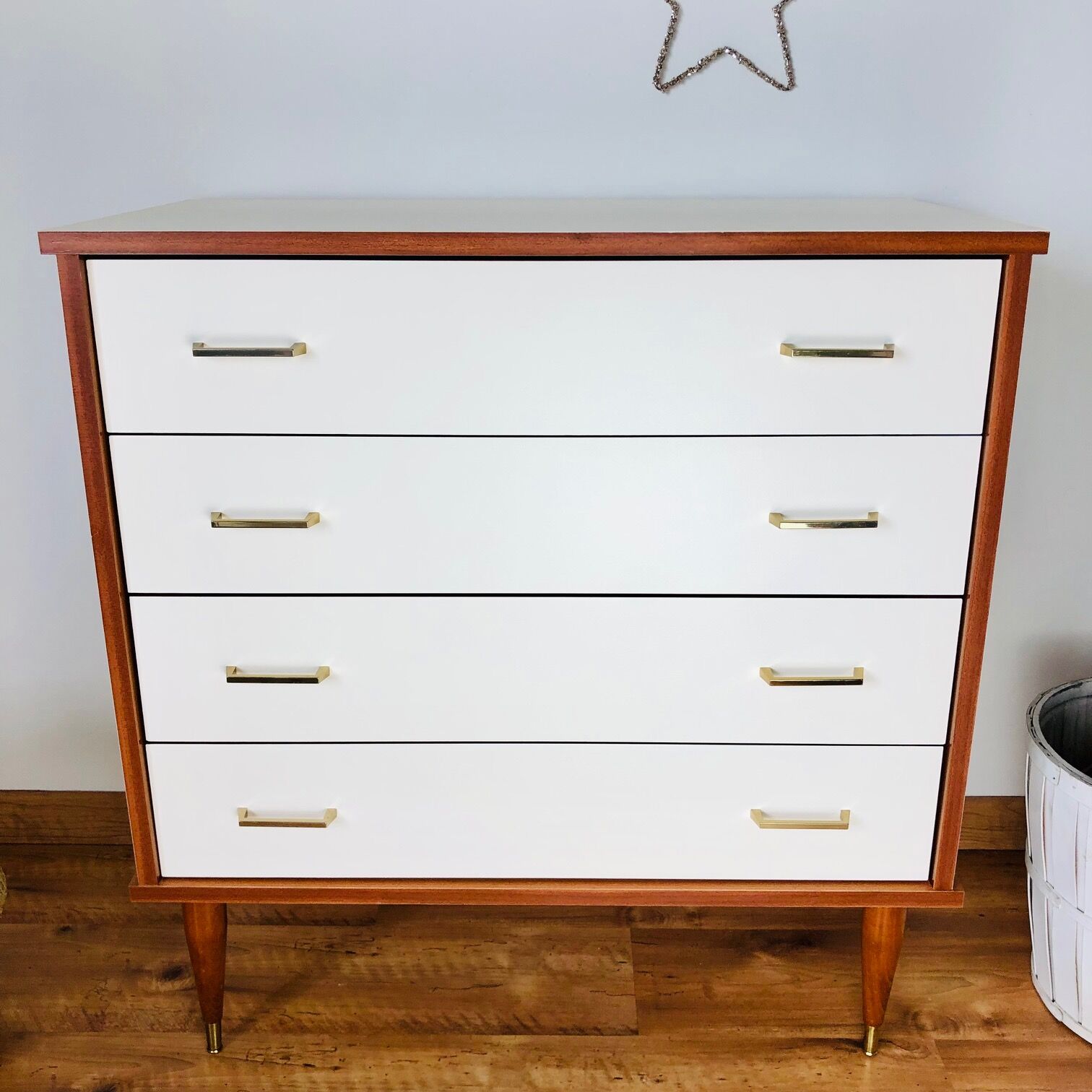 White and wooden chest of drawers