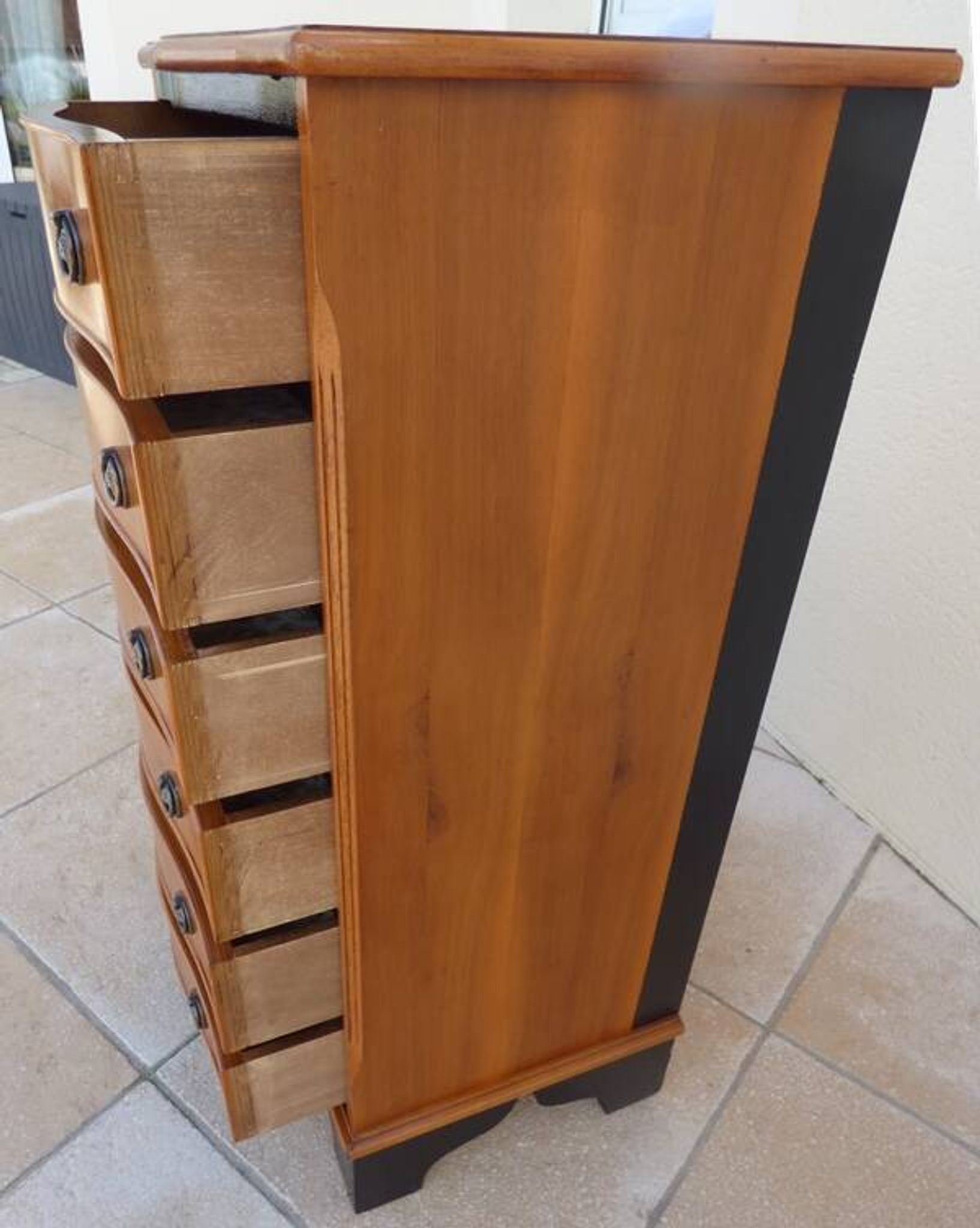 Louis XVI style chest of drawers in wood and cherry veneer.