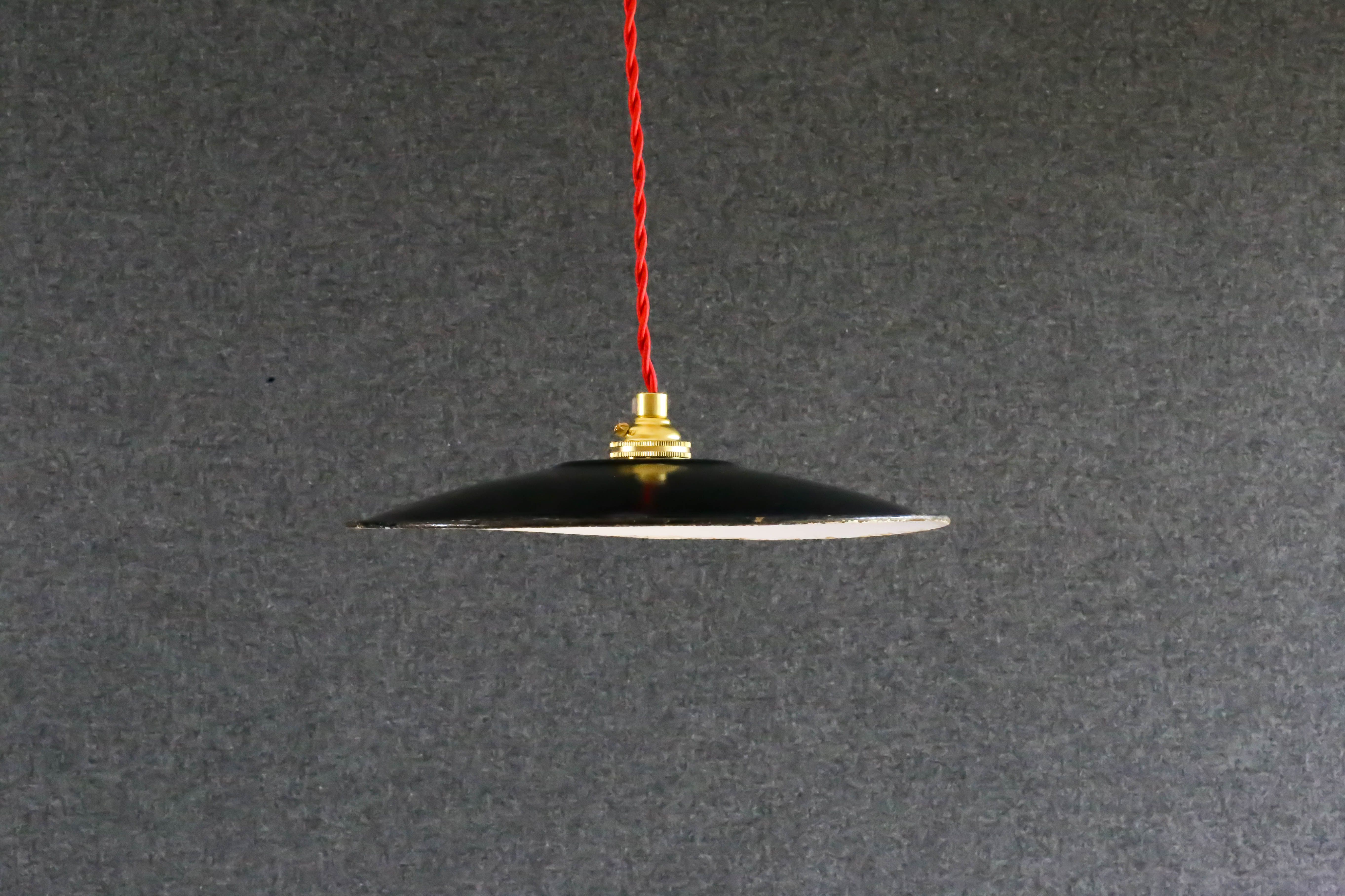 Exterior black enamelled sheet metal suspension delivered with a new socket and red cord