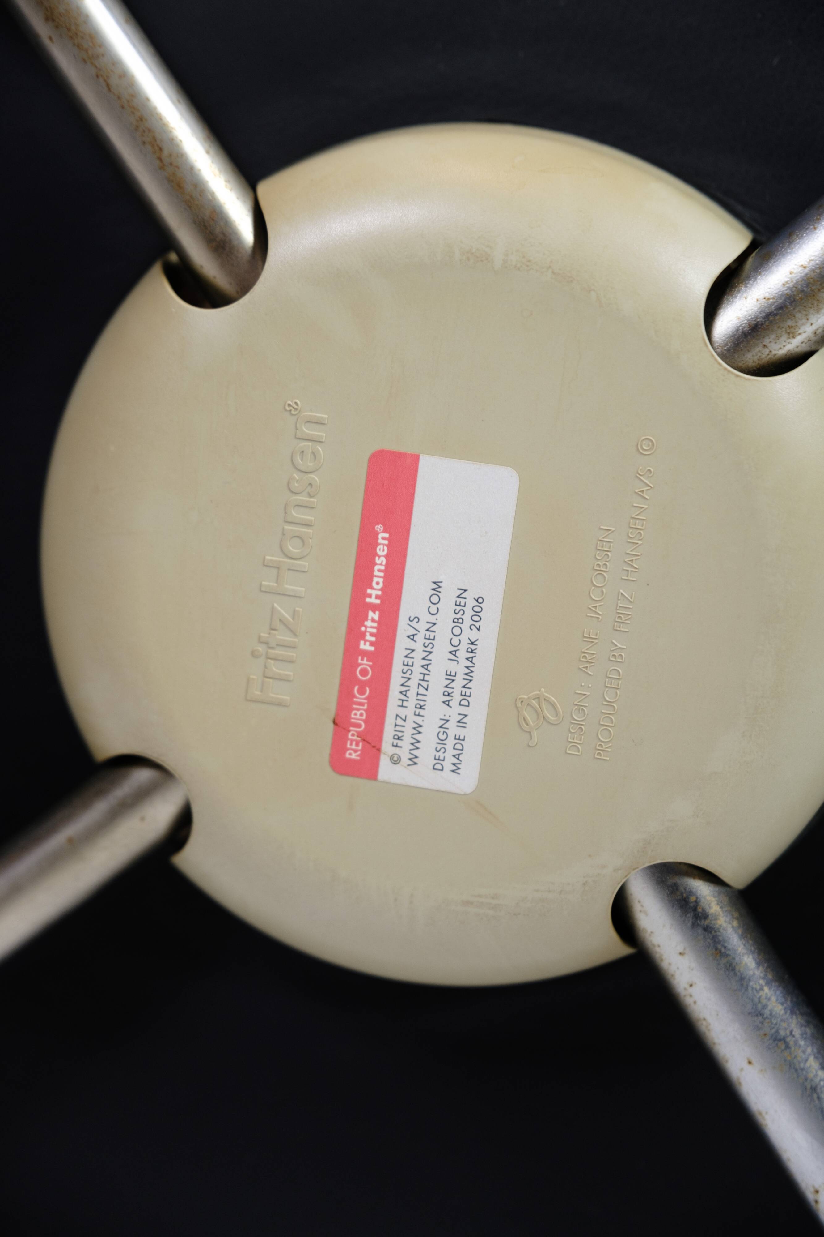 Seven Chair With Arms Model 3207 Made In Black Leather By Arne Jacobsen For Fritz Hansen