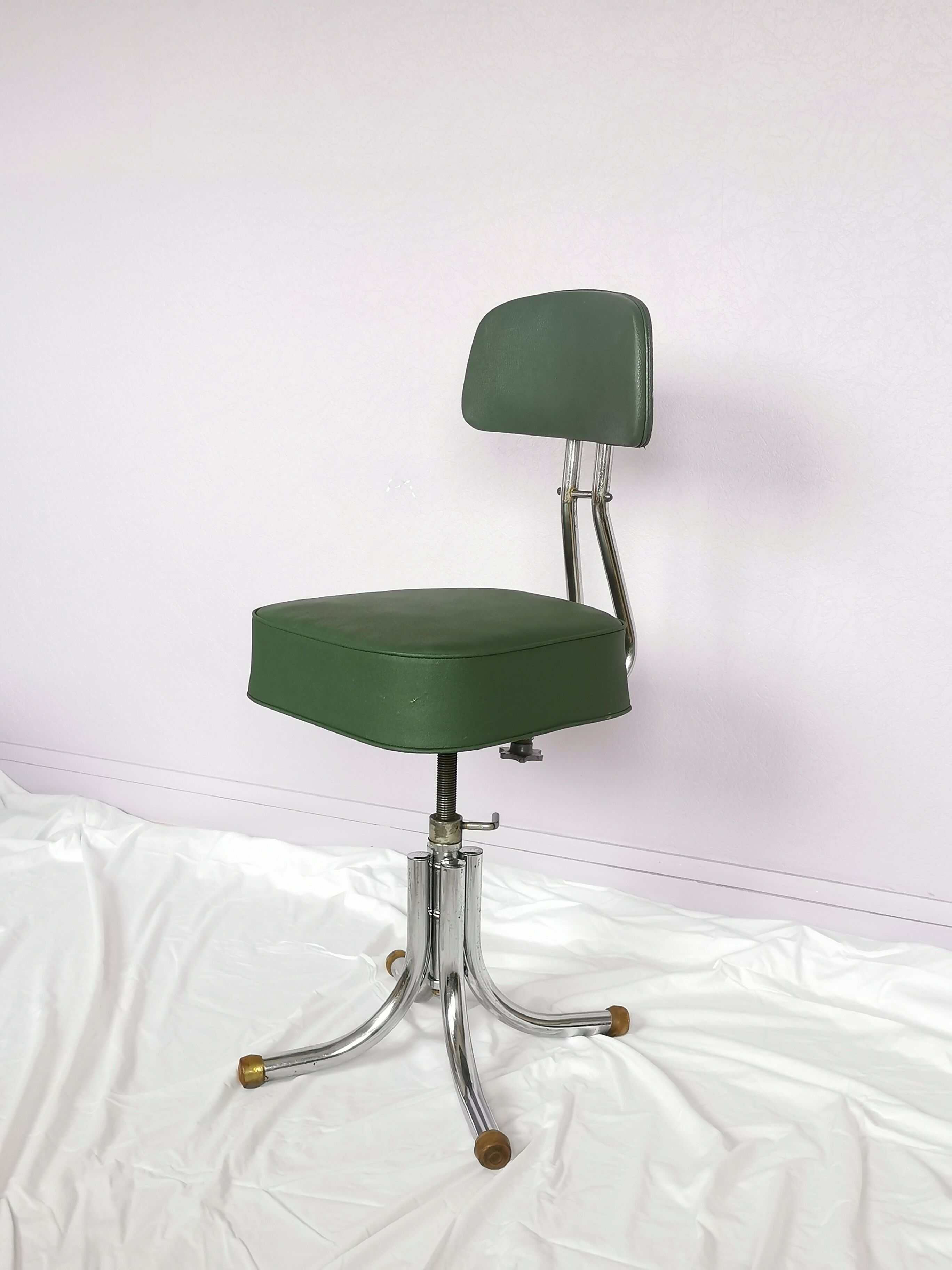 Chaise pivotante en skaï vert et acier chromé, Pullman, 1960
