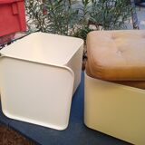 Two poufs dime