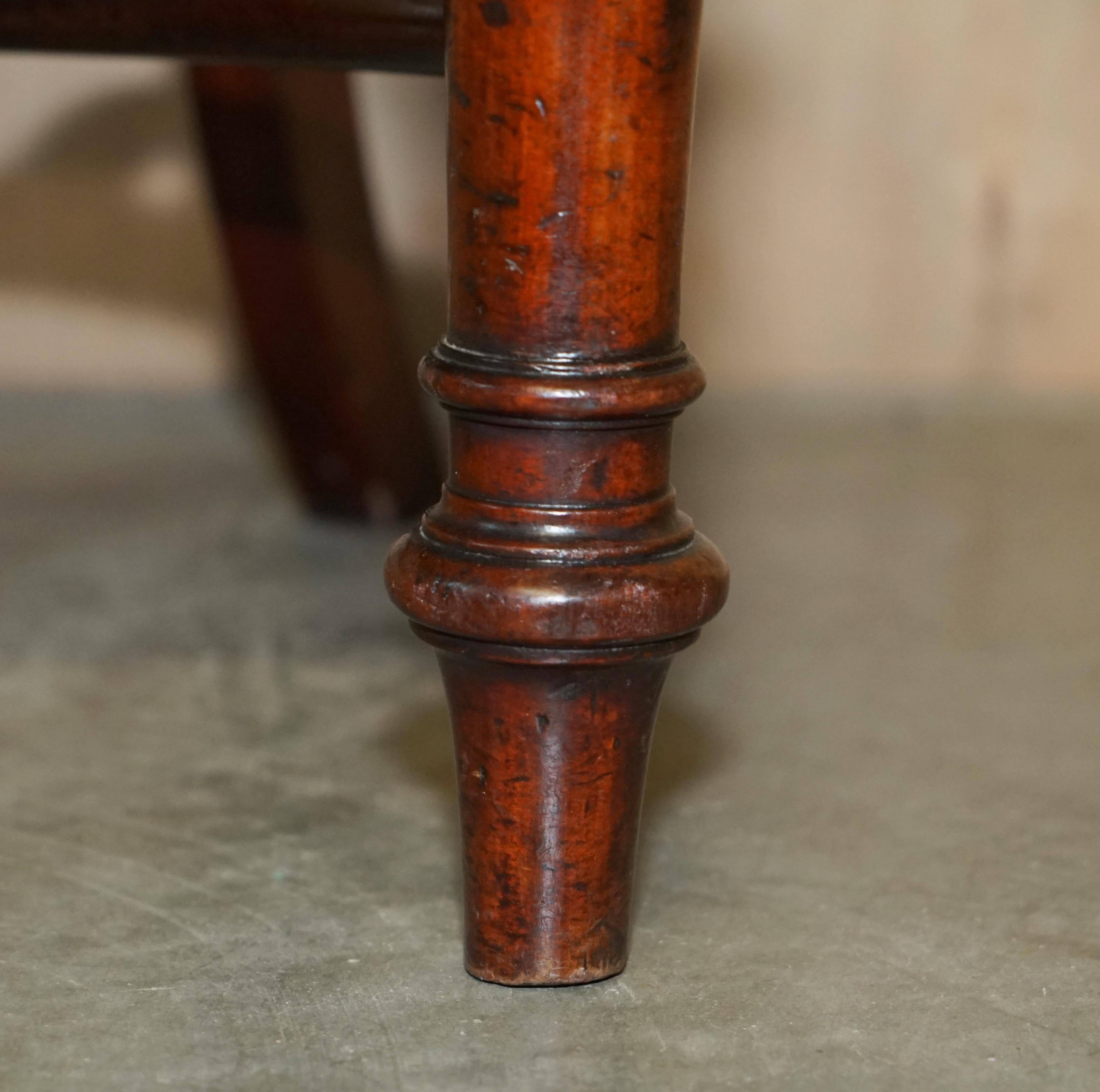 Chesterfield captain's armchair William IV in restored leather with hardwood.